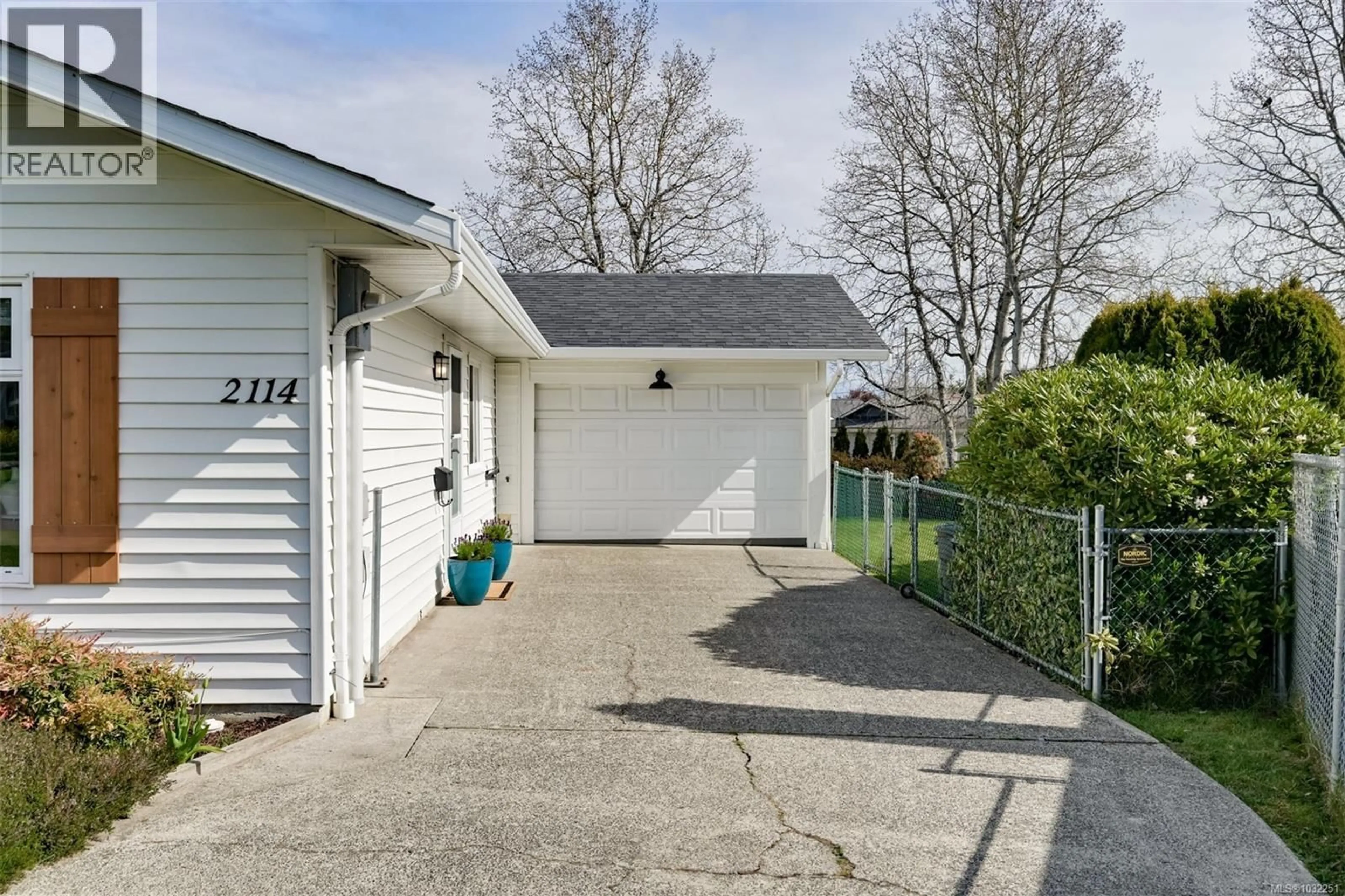 Indoor garage for 2114 REDWING PLACE, Sidney British Columbia V8L4X1