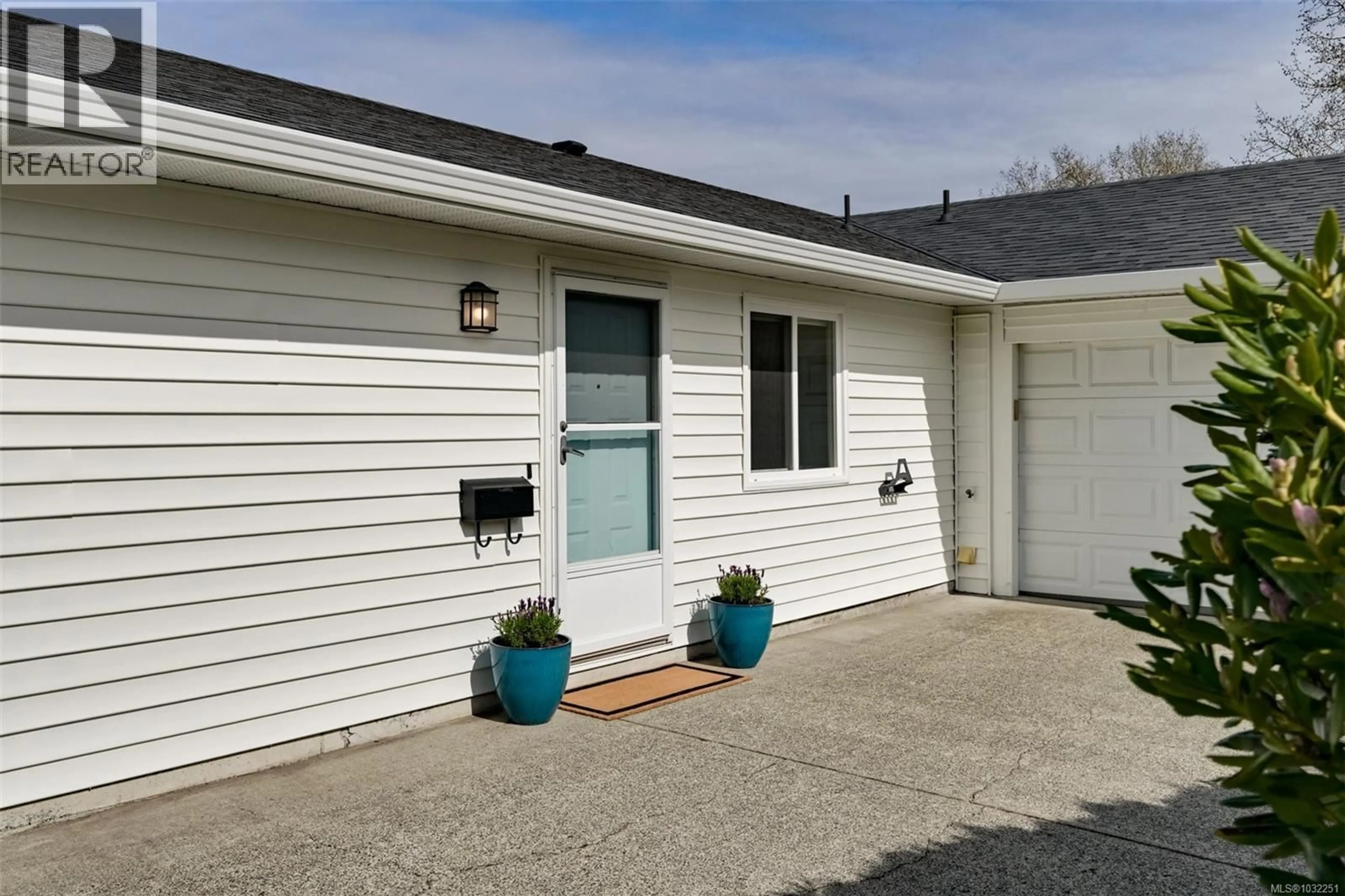 Home with vinyl exterior material, street for 2114 REDWING PLACE, Sidney British Columbia V8L4X1