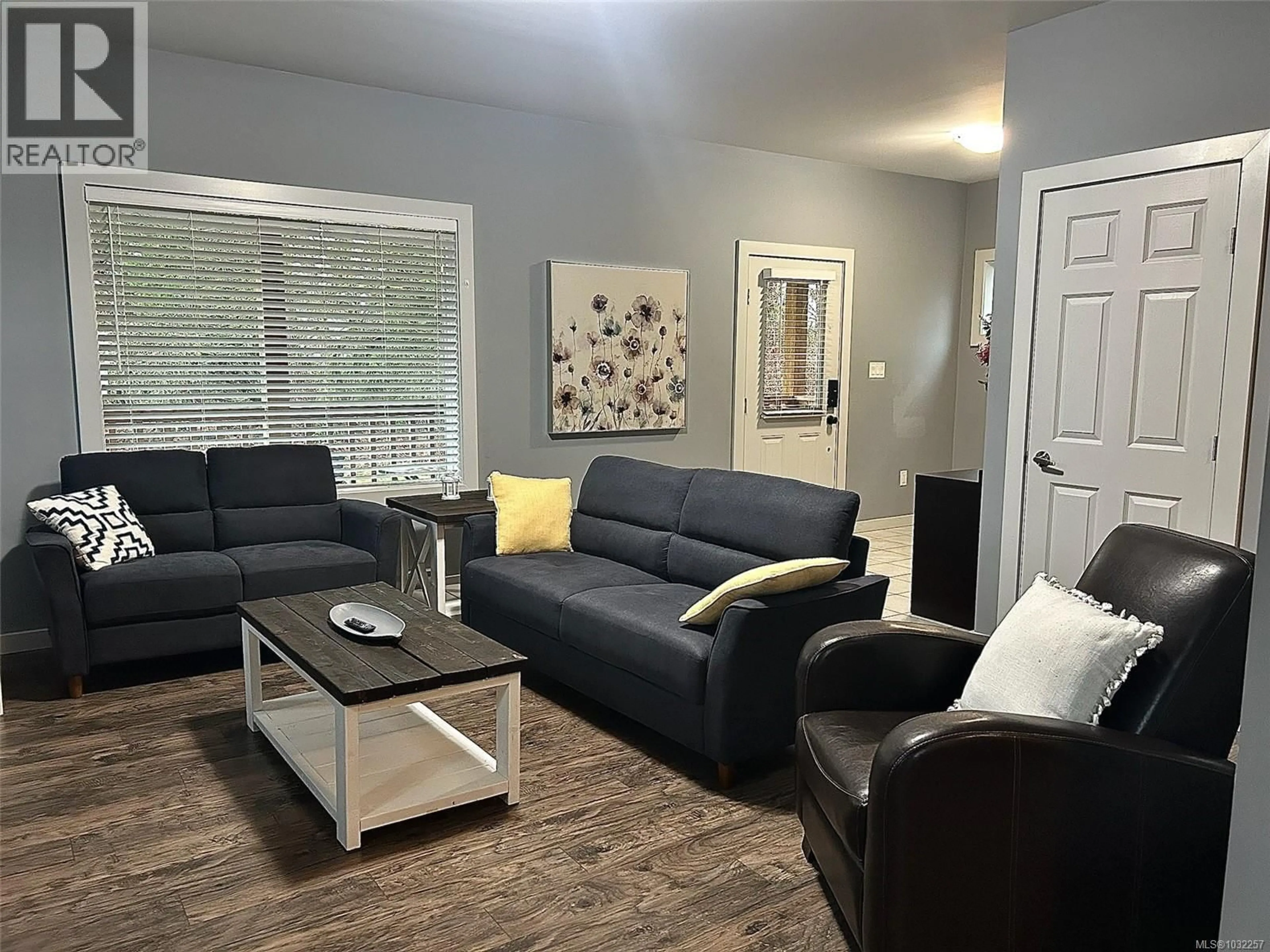 Living room with furniture, wood/laminate floor for 4 - 6146 RYALL ROAD, Duncan British Columbia V9L2H7