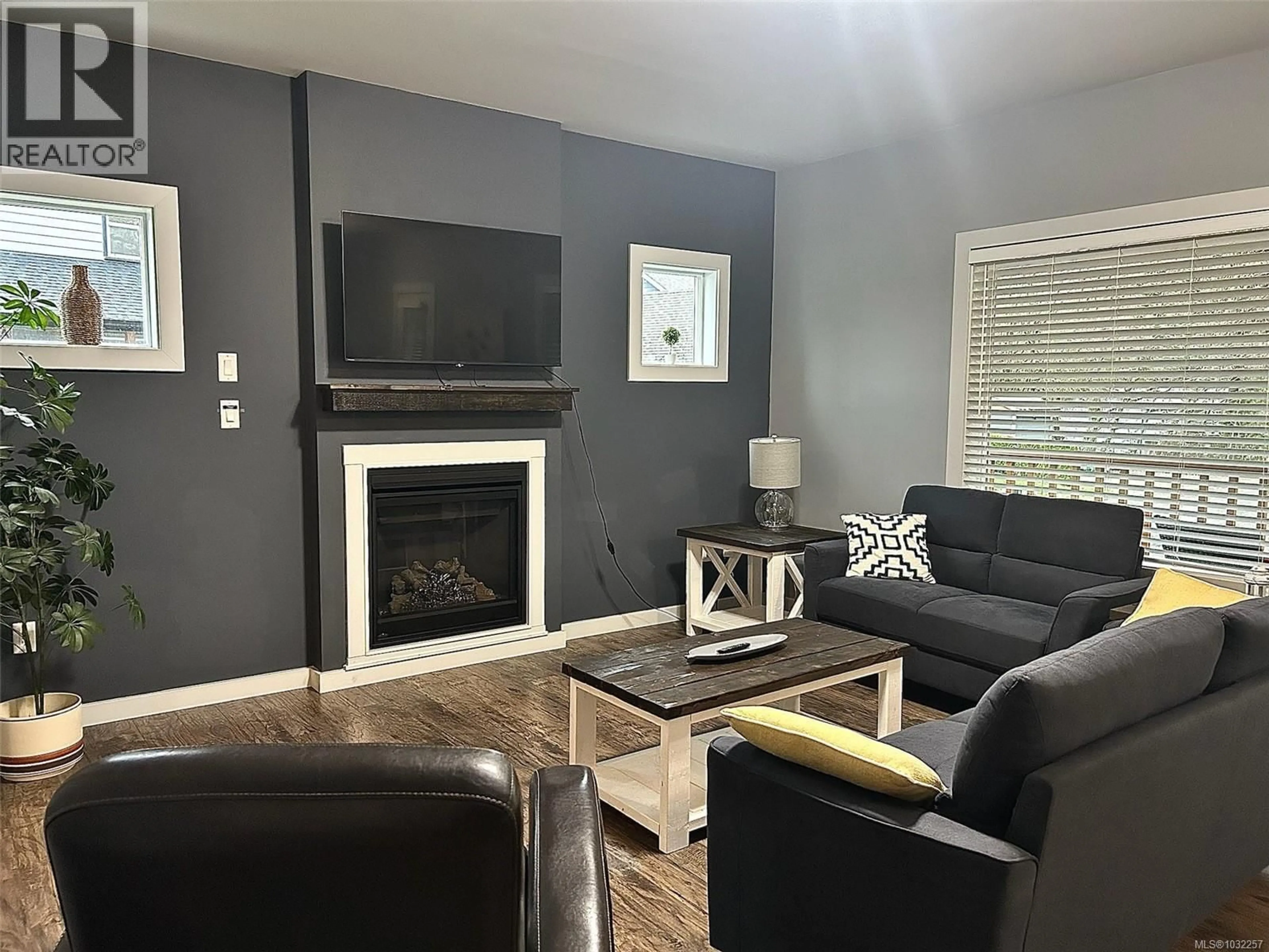 Living room with furniture, wood/laminate floor for 4 - 6146 RYALL ROAD, Duncan British Columbia V9L2H7