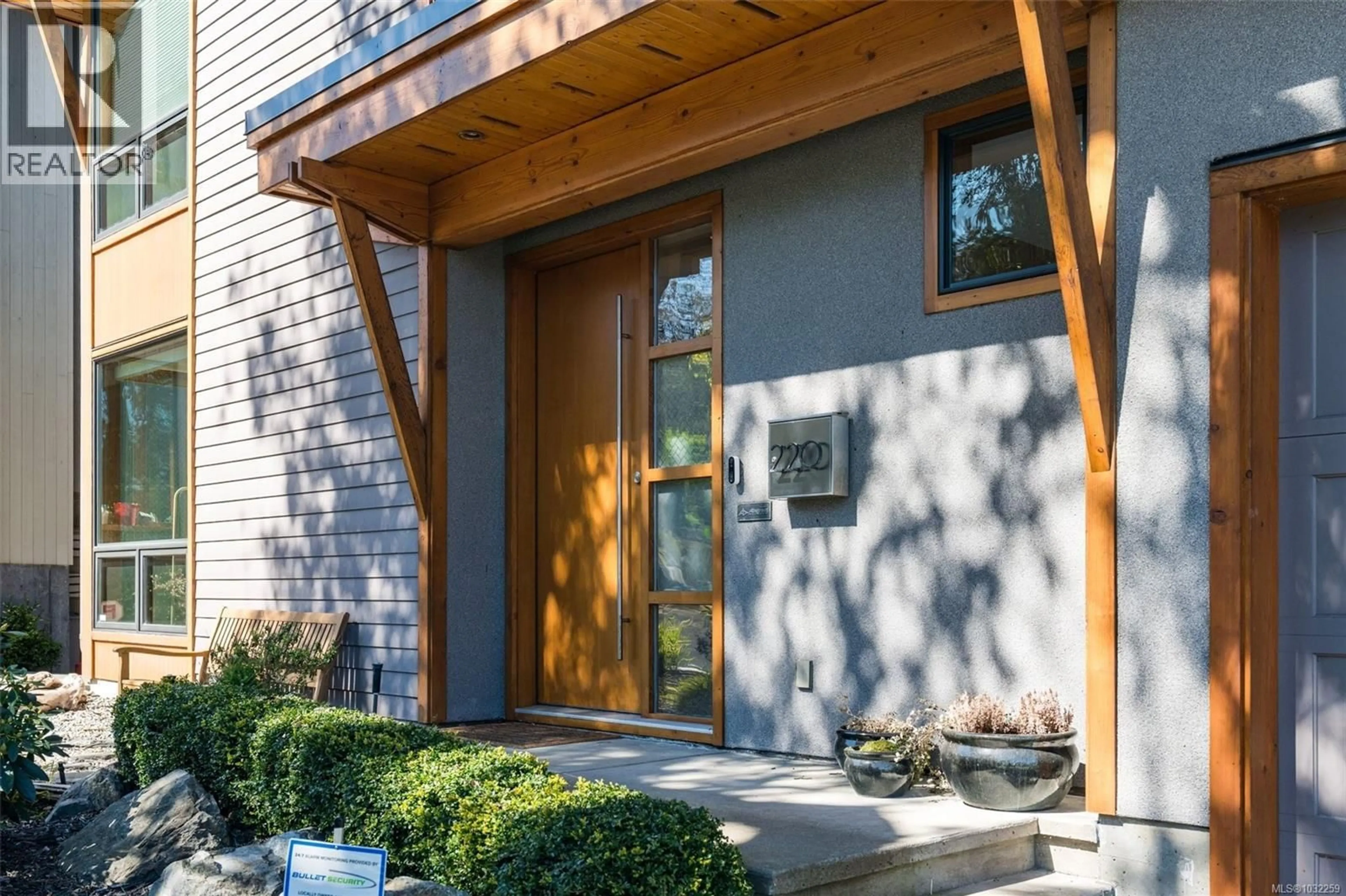 Indoor entryway for 220 MOSS ROCK PLACE, Victoria British Columbia V8S1E6