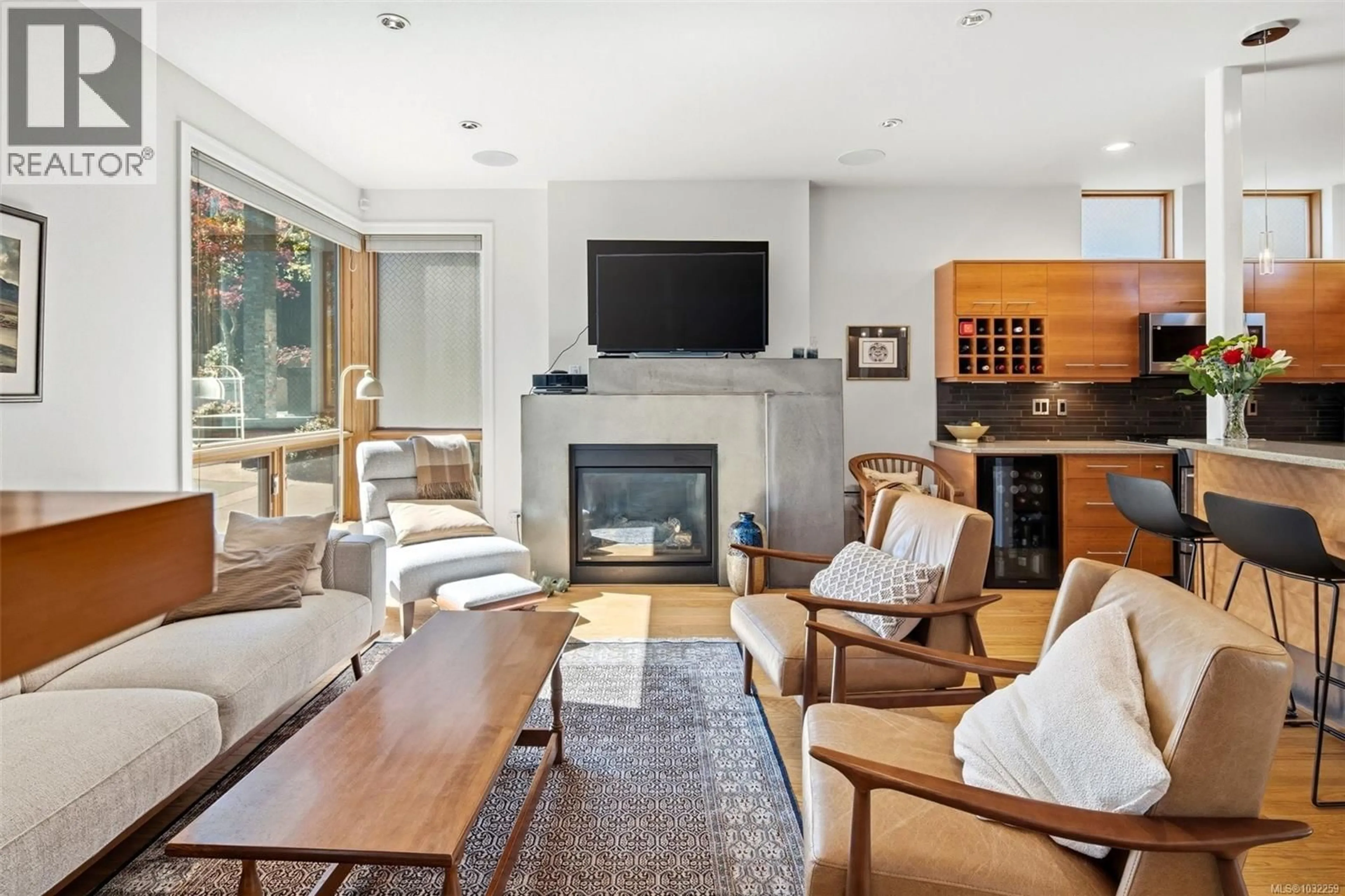 Living room with furniture, unknown for 220 MOSS ROCK PLACE, Victoria British Columbia V8S1E6