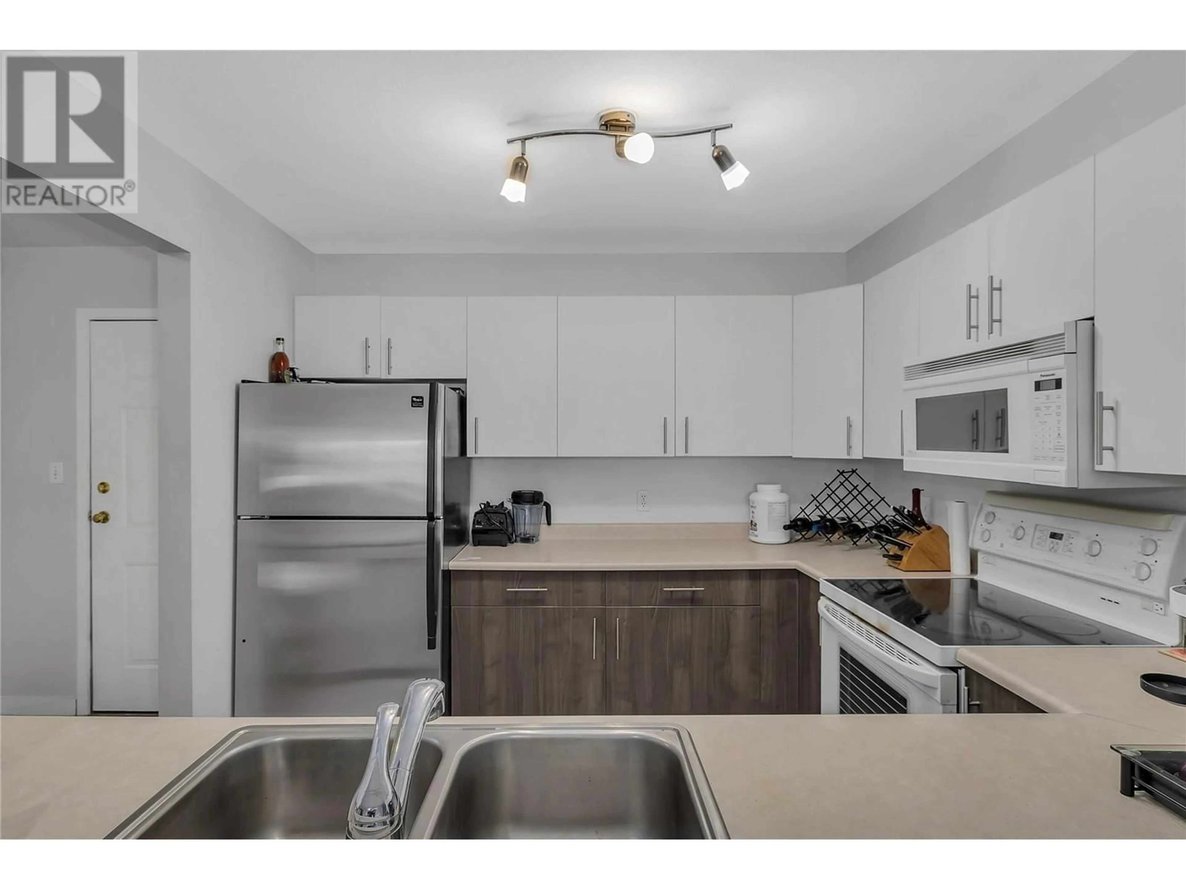 Standard kitchen, wood floors, cottage for 400 Sutton Crescent Unit# 103, Kelowna British Columbia V1V1Y3