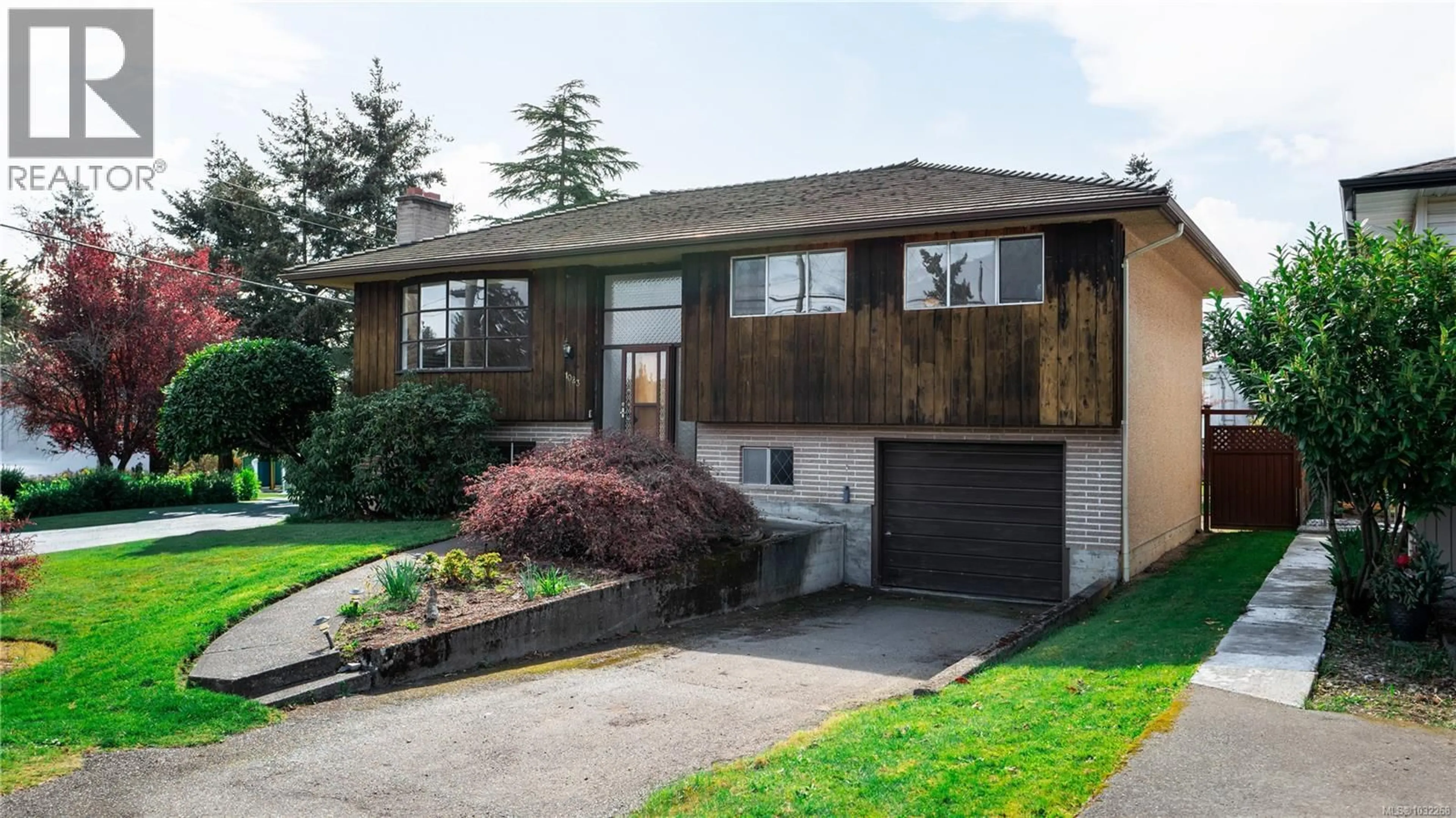 Home with vinyl exterior material, street for 1023 KENNETH STREET, Saanich British Columbia V8X3J3
