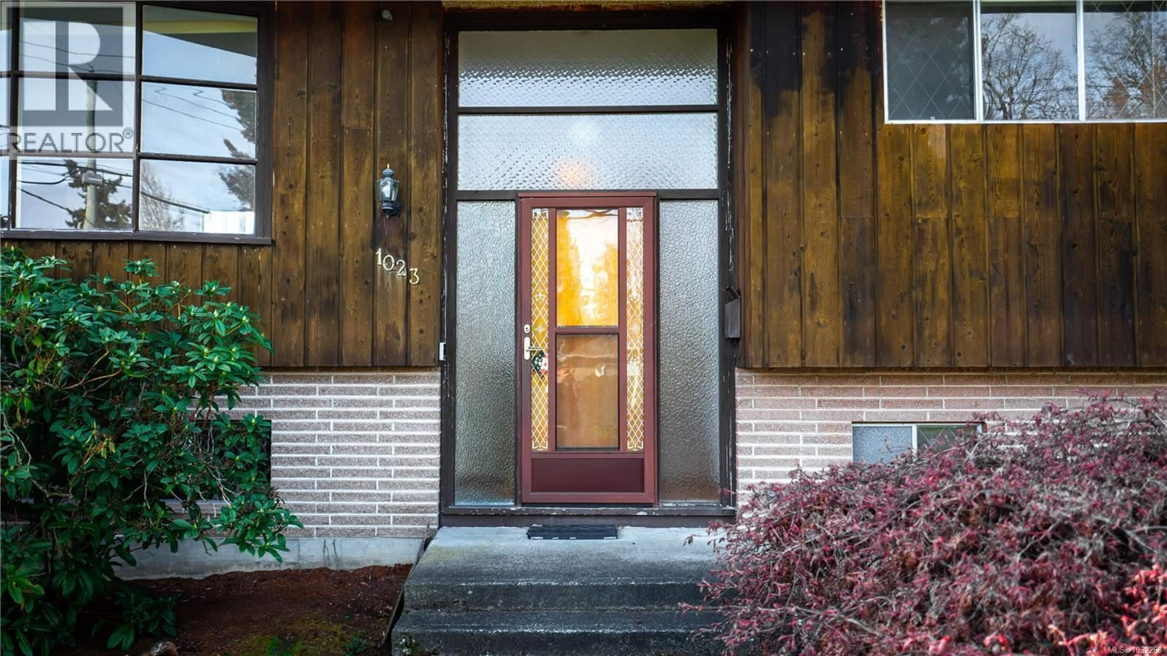 Indoor entryway for 1023 KENNETH STREET, Saanich British Columbia V8X3J3