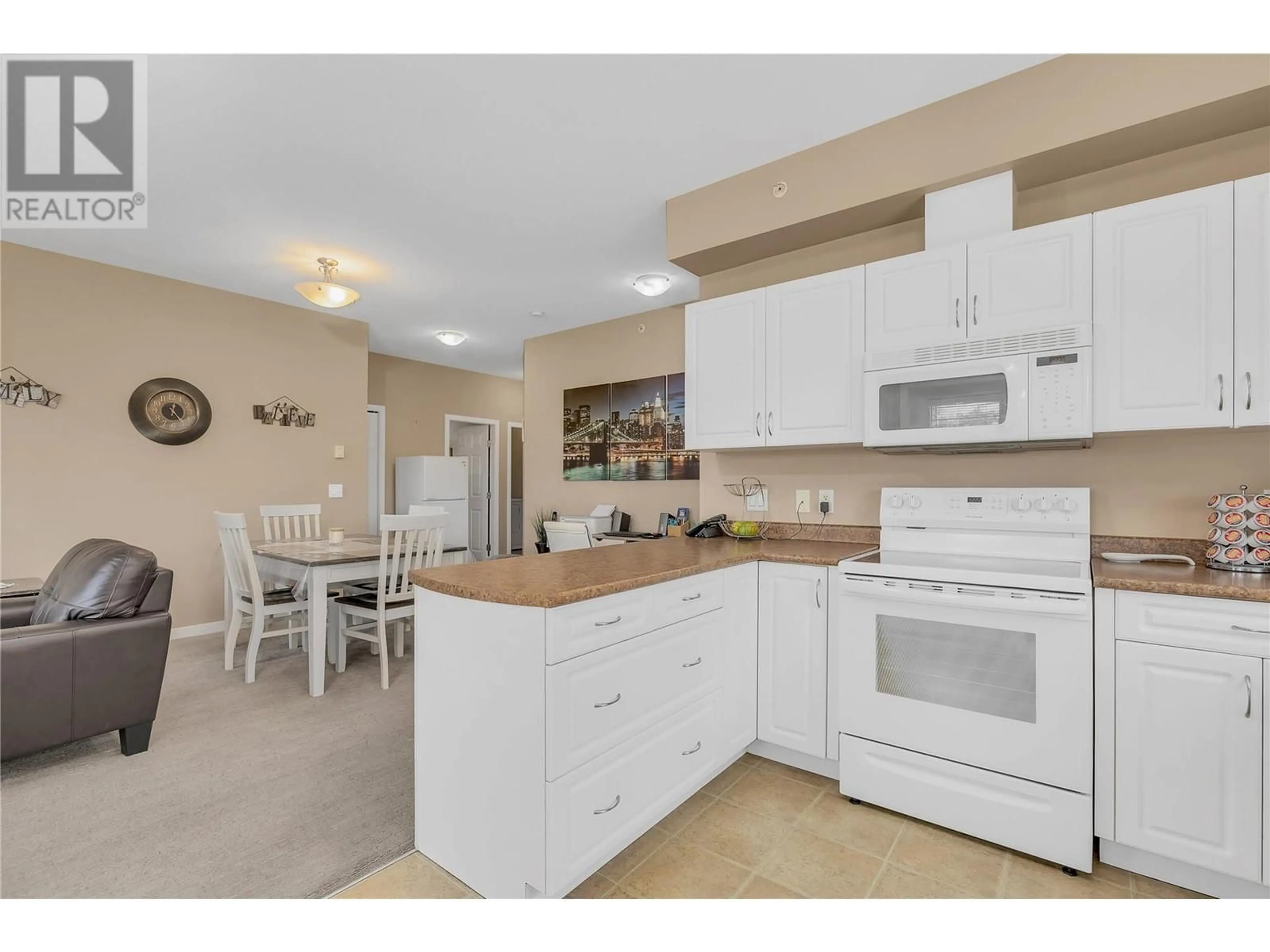 Open concept kitchen for 778 Rutland Road Unit# 402, Kelowna British Columbia V1X8B3