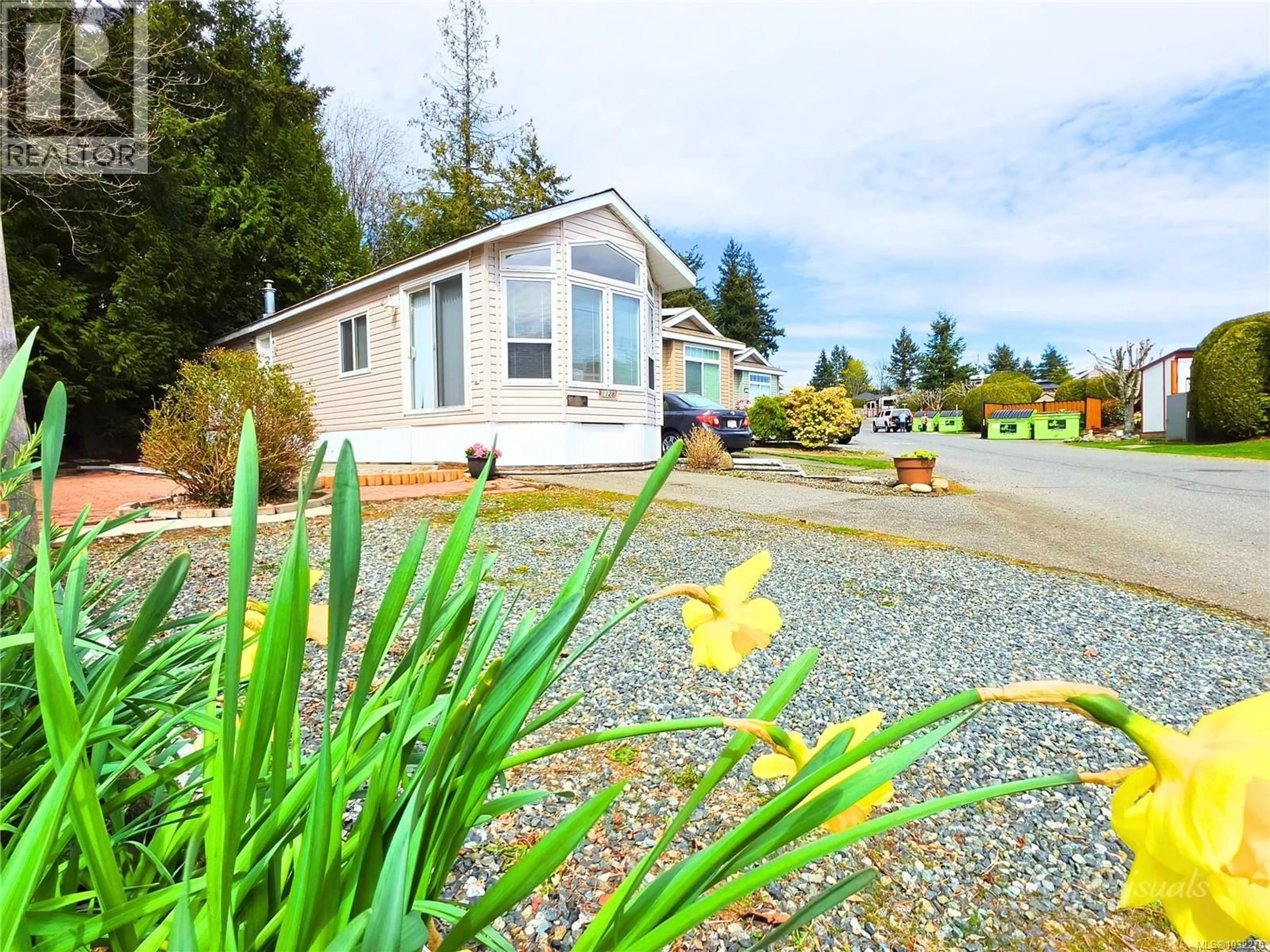 Home with vinyl exterior material, water/lake/river/ocean view for 1128 WOSS LAKE DRIVE, Nanaimo British Columbia V9R6X7