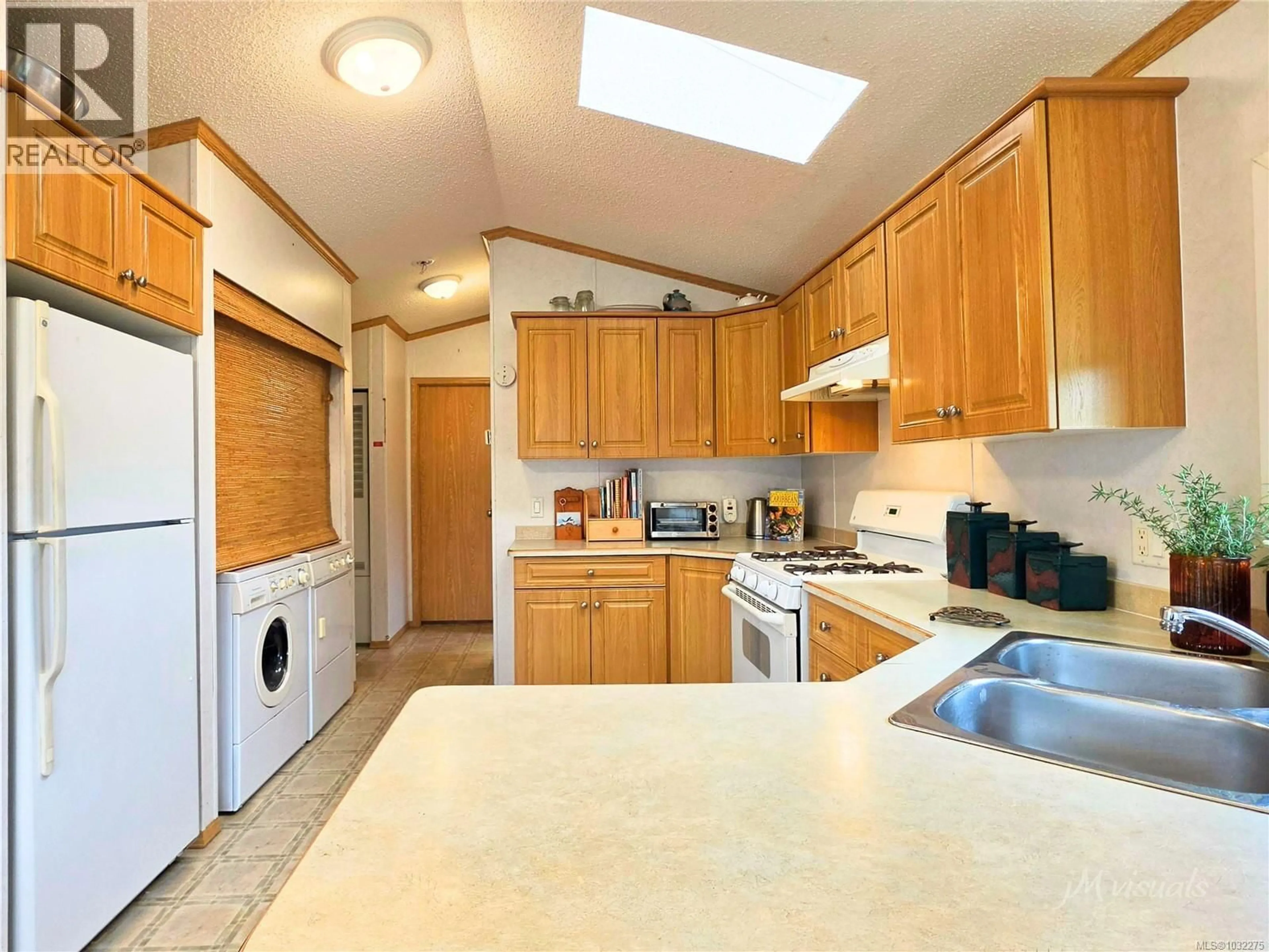 Standard kitchen, unknown for 1128 WOSS LAKE DRIVE, Nanaimo British Columbia V9R6X7