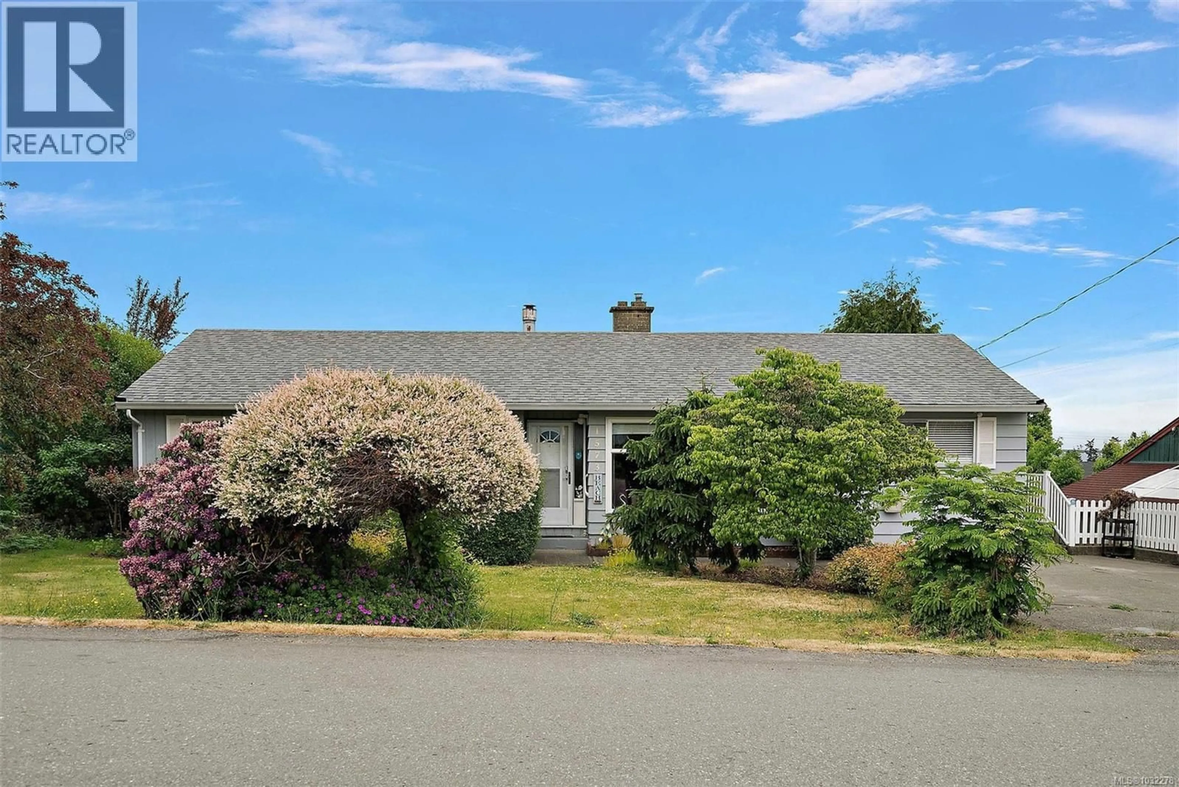 A pic from outside/outdoor area/front of a property/back of a property/a pic from drone, street for 1573 CHARLOTTE STREET, Crofton British Columbia V0R1R0