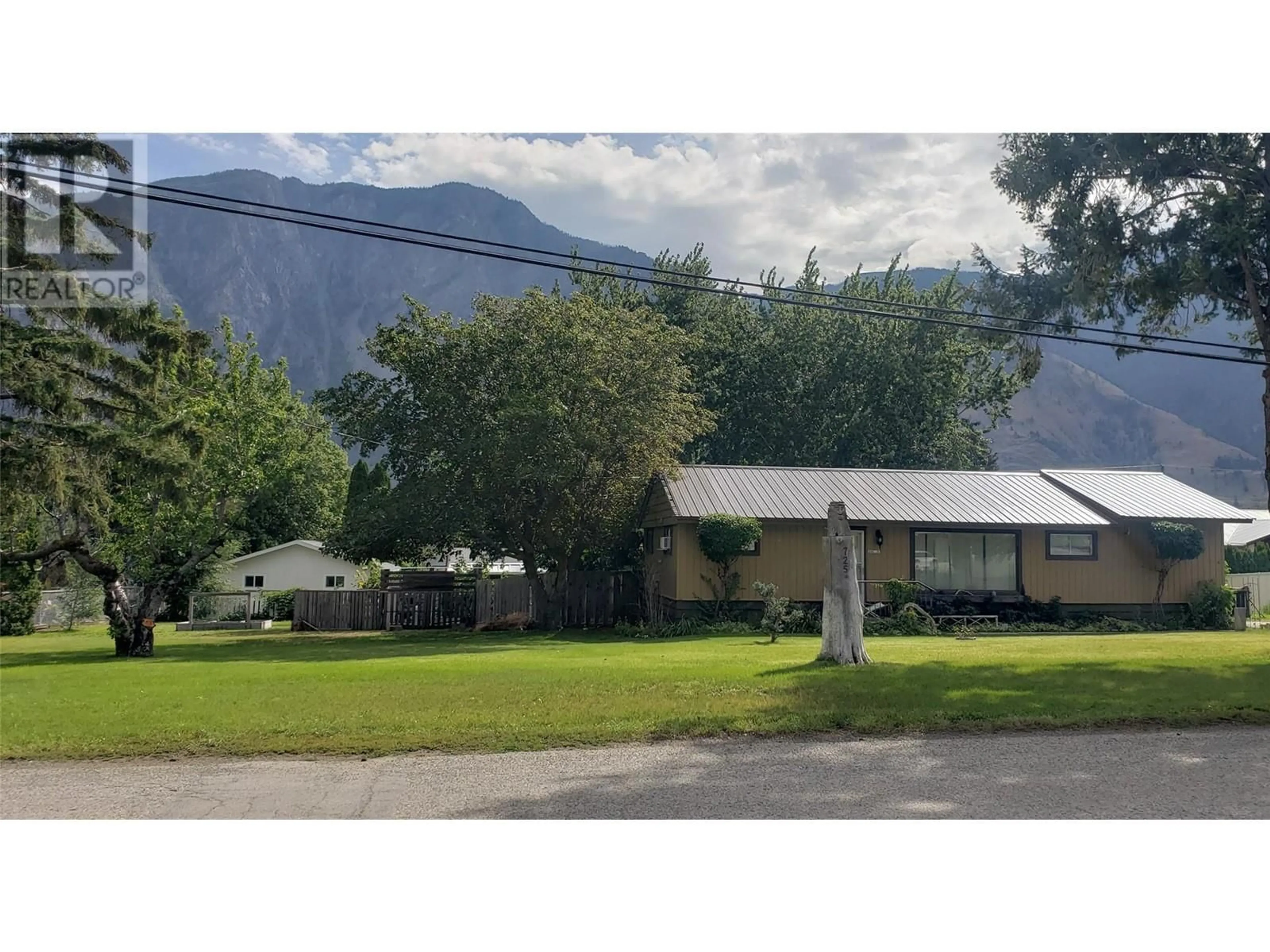 A pic from outside/outdoor area/front of a property/back of a property/a pic from drone, mountain view for 725 2ND AVE AVENUE, Keremeos British Columbia V0X1N2