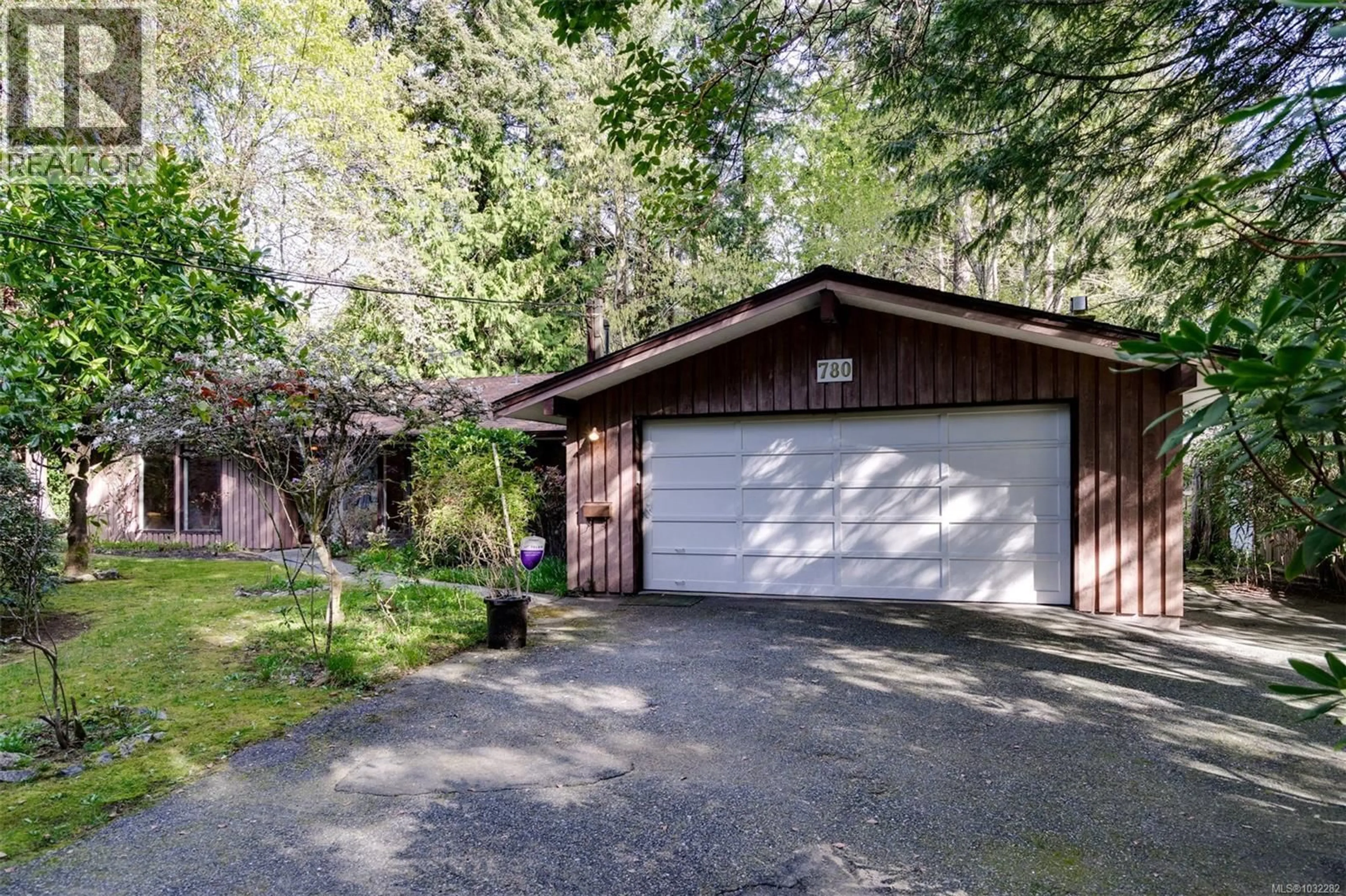 Indoor garage for 780 HELVETIA CRESCENT, Saanich British Columbia V8Y1X1