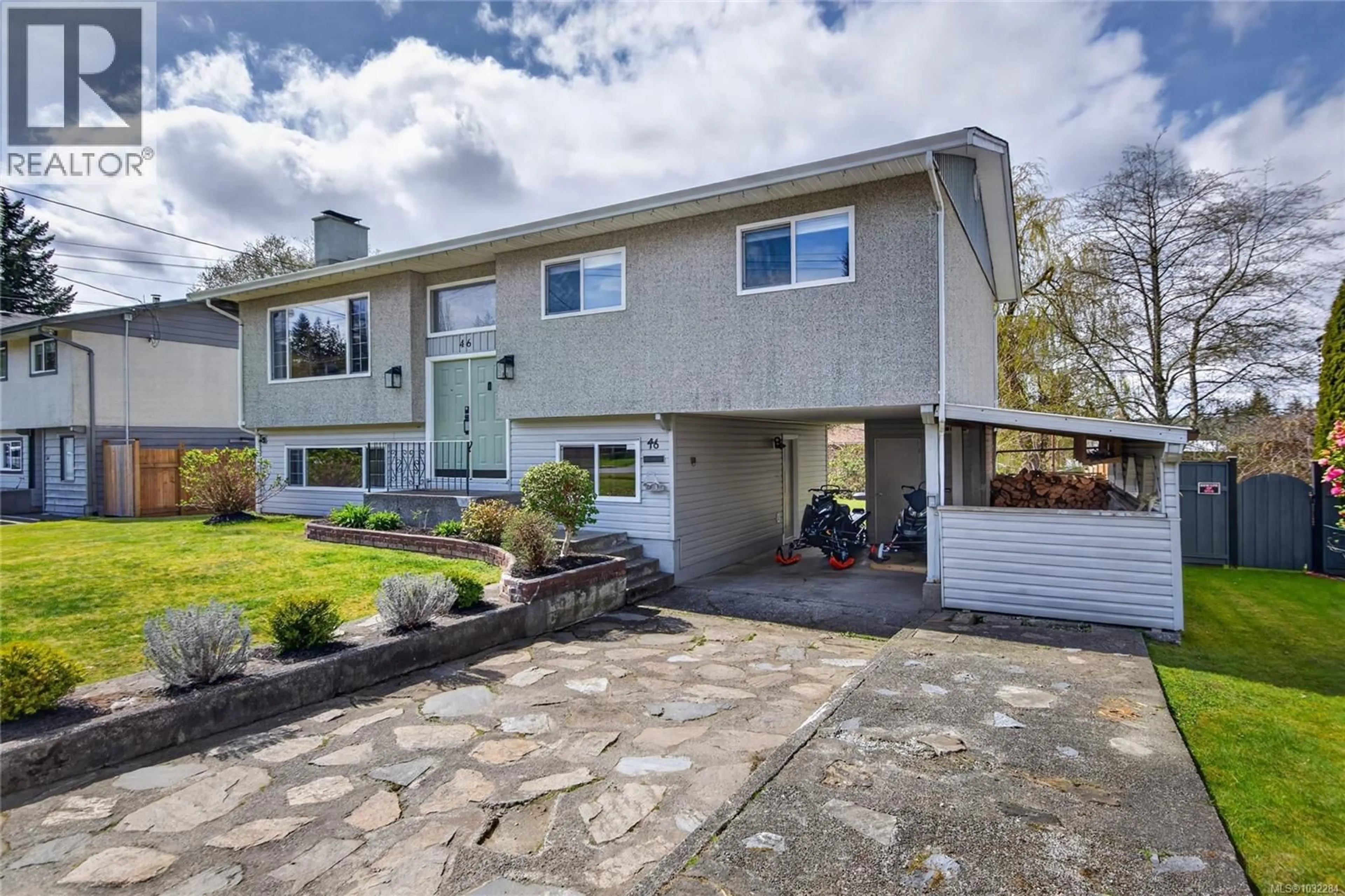 Home with vinyl exterior material, street for 46 PANORAMA CRESCENT, Campbell River British Columbia V9W3S7