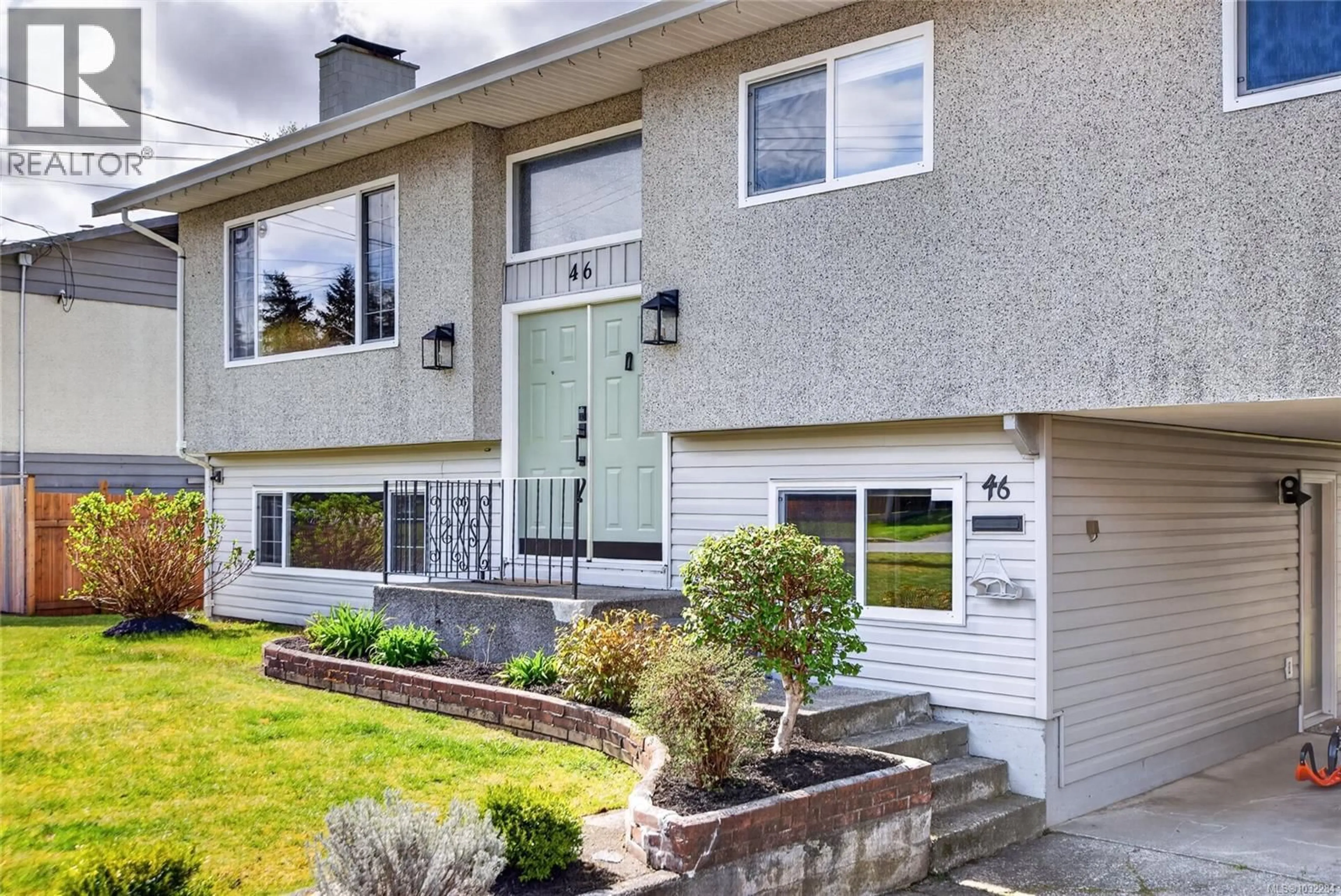 Home with vinyl exterior material, street for 46 PANORAMA CRESCENT, Campbell River British Columbia V9W3S7