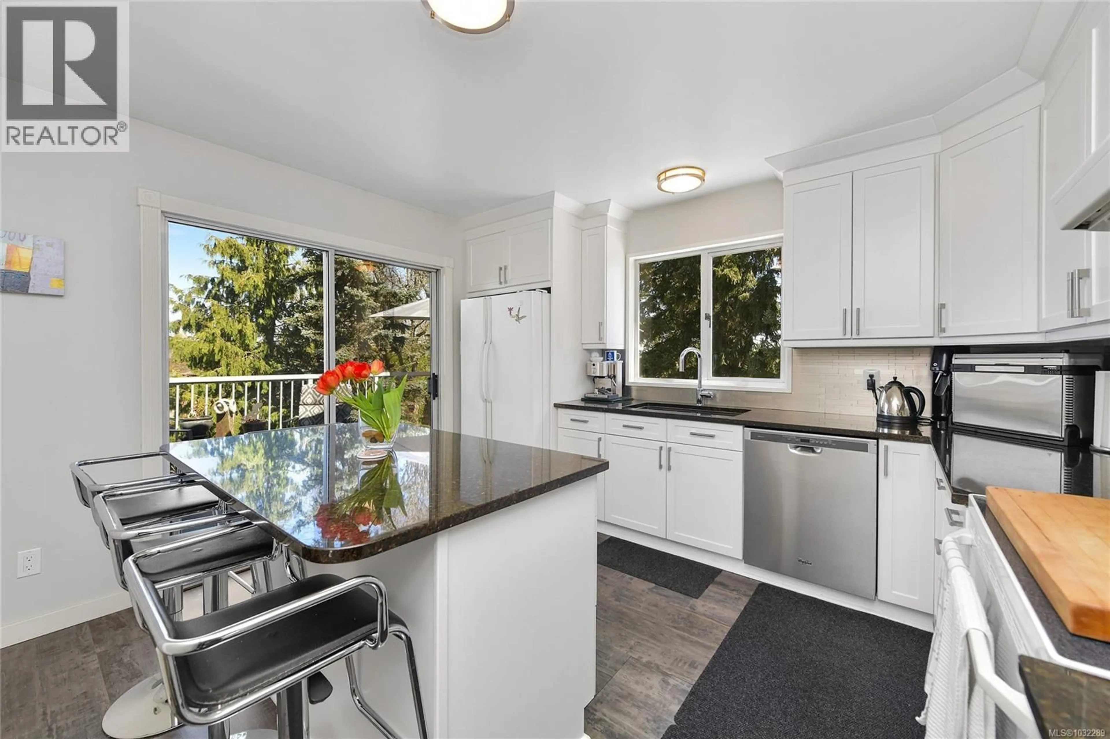 Open concept kitchen, ceramic/tile floor for 176 ISLAND HIGHWAY, View Royal British Columbia V9B1G2