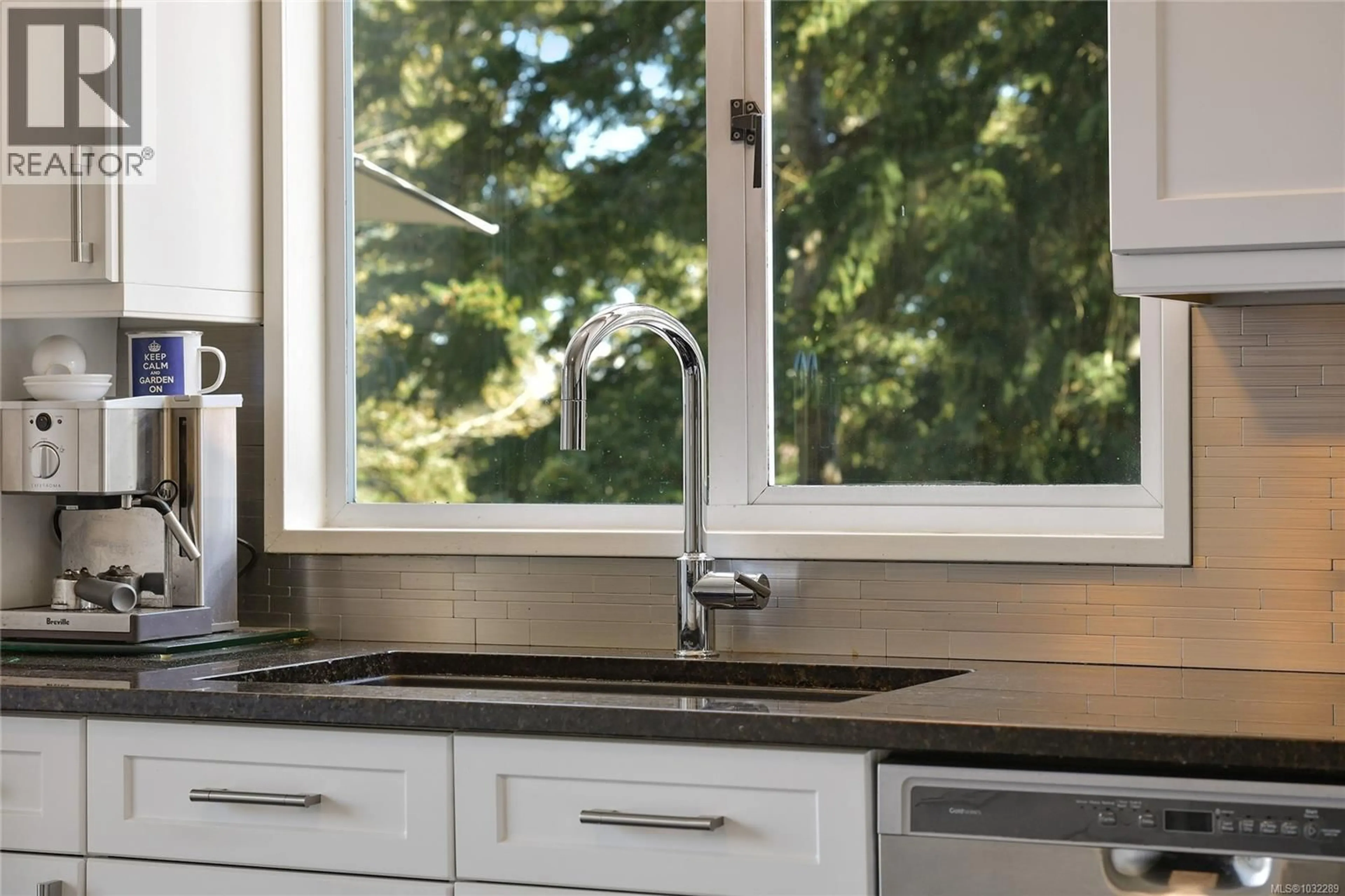 Contemporary kitchen, unknown for 176 ISLAND HIGHWAY, View Royal British Columbia V9B1G2