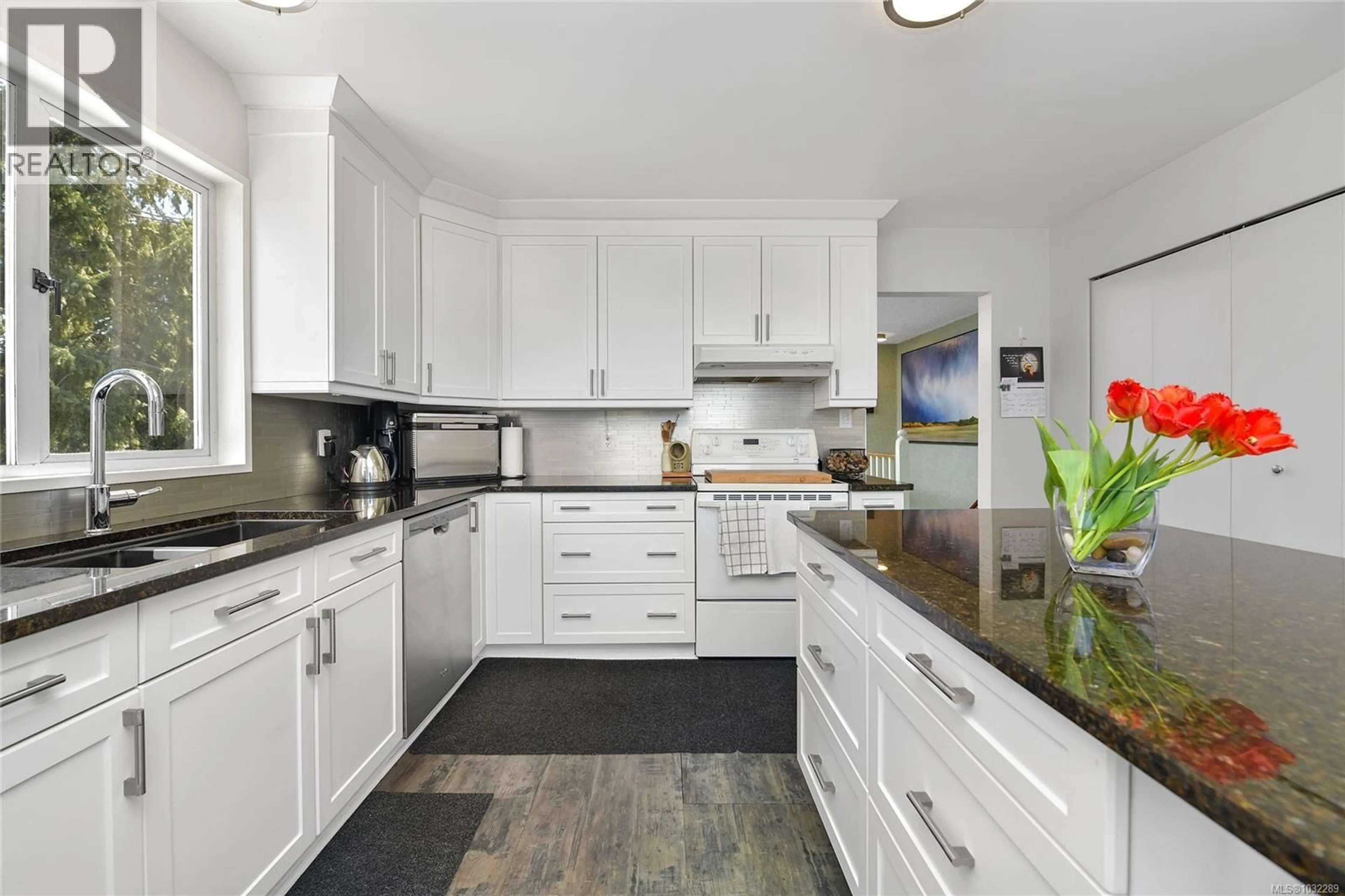 Contemporary kitchen, ceramic/tile floor for 176 ISLAND HIGHWAY, View Royal British Columbia V9B1G2