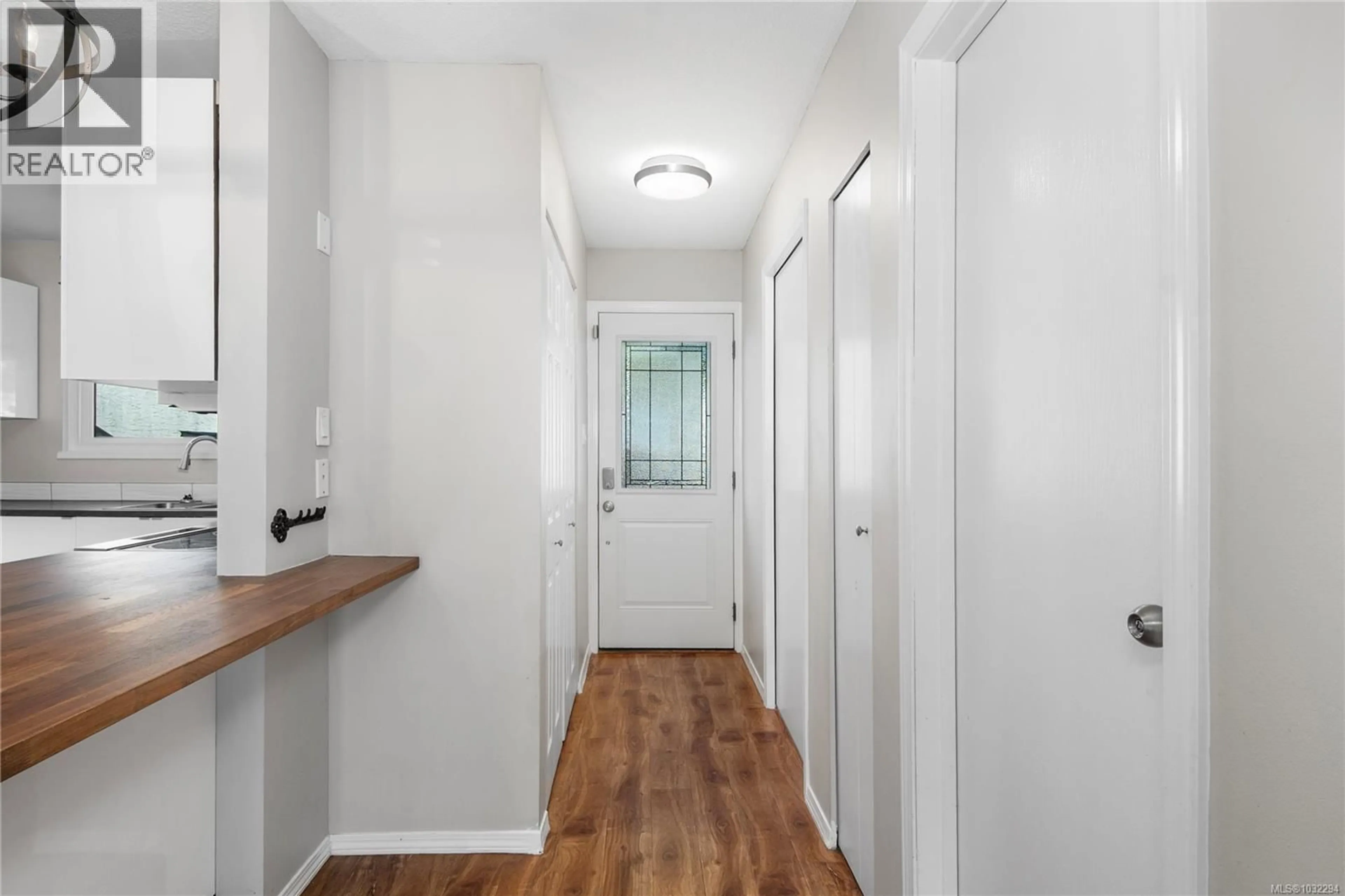 Indoor entryway for 13 - 400 ROBRON ROAD, Campbell River British Columbia V9W5N5