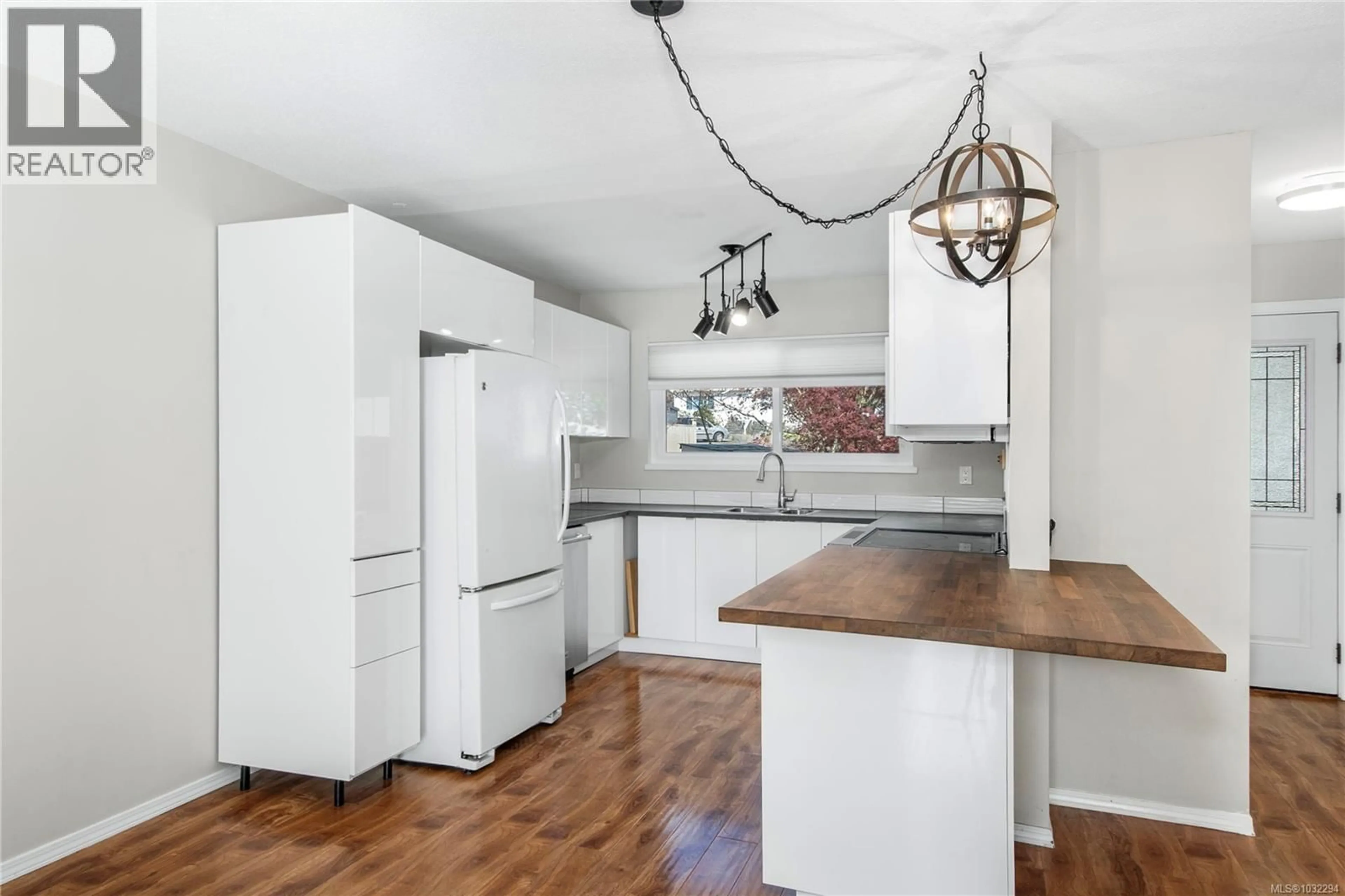 Open concept kitchen, wood/laminate floor for 13 - 400 ROBRON ROAD, Campbell River British Columbia V9W5N5