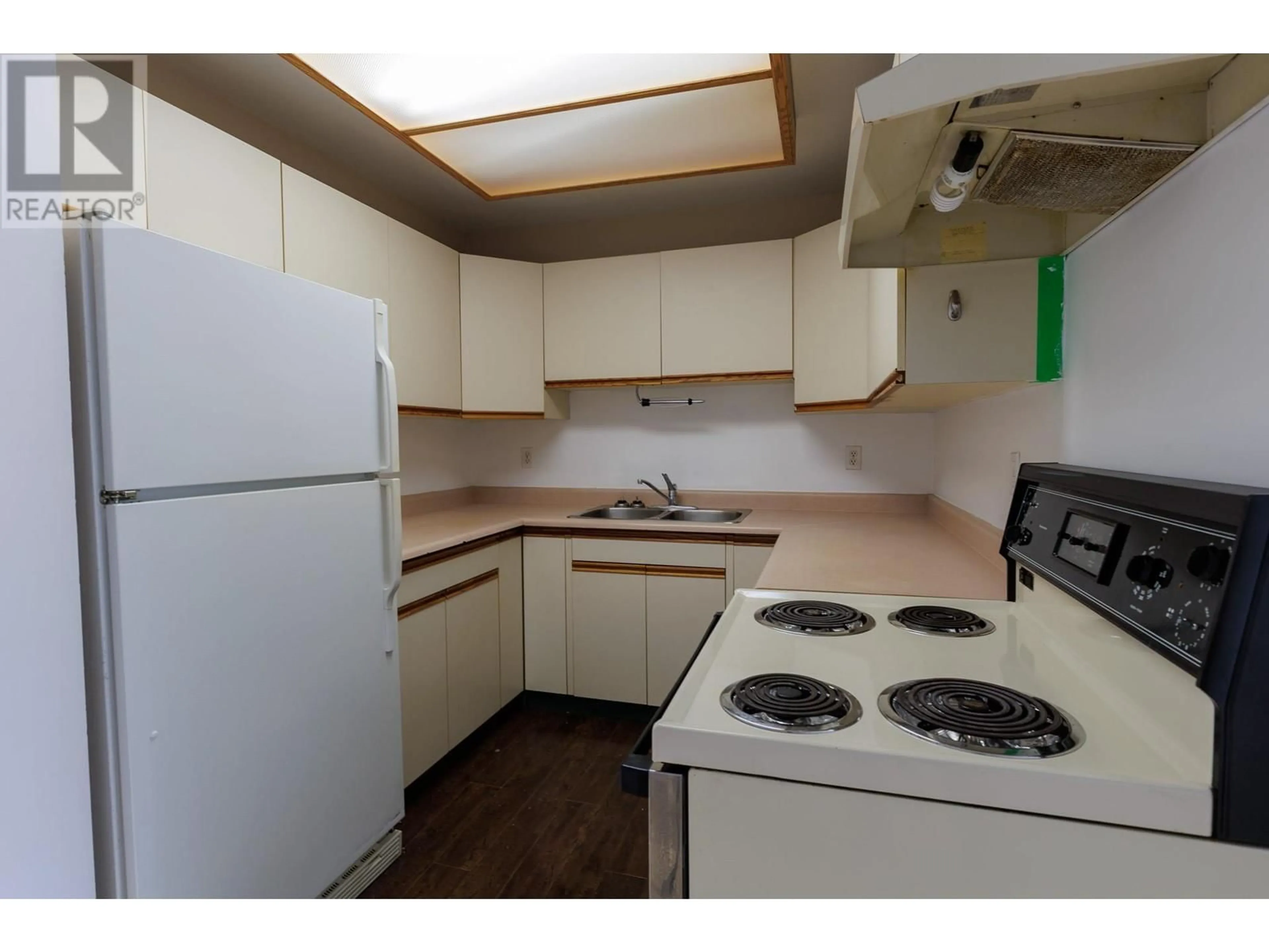 Standard kitchen, unknown floor, cottage for 993 KLO Road Unit# 309, Kelowna British Columbia V1Y9L2