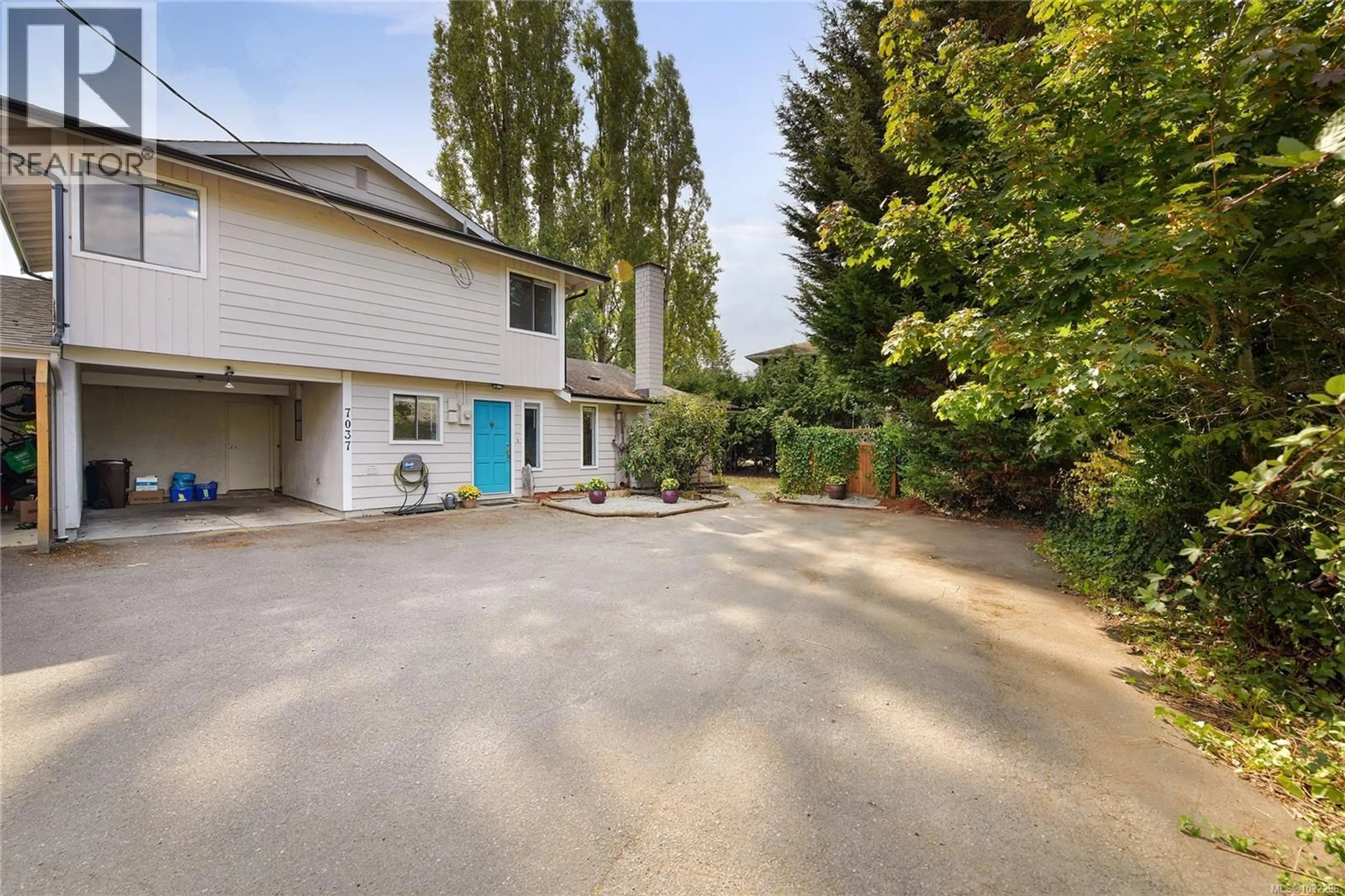 A pic from outside/outdoor area/front of a property/back of a property/a pic from drone, street for 7037 WALLACE DRIVE, Central Saanich British Columbia V8M1E9