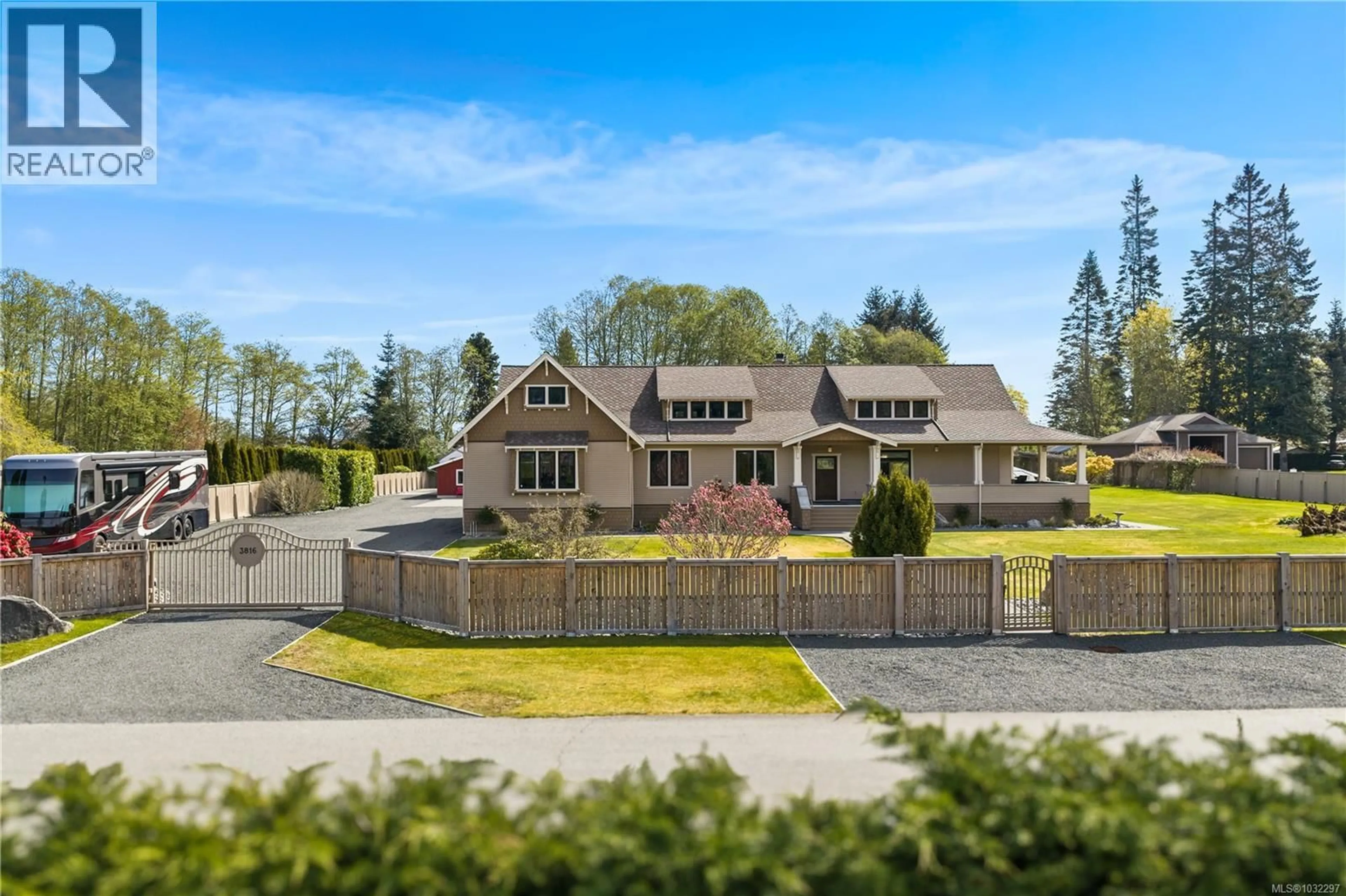 A pic from outside/outdoor area/front of a property/back of a property/a pic from drone, unknown for 3816 STUART PLACE, Campbell River British Columbia V9H1J7