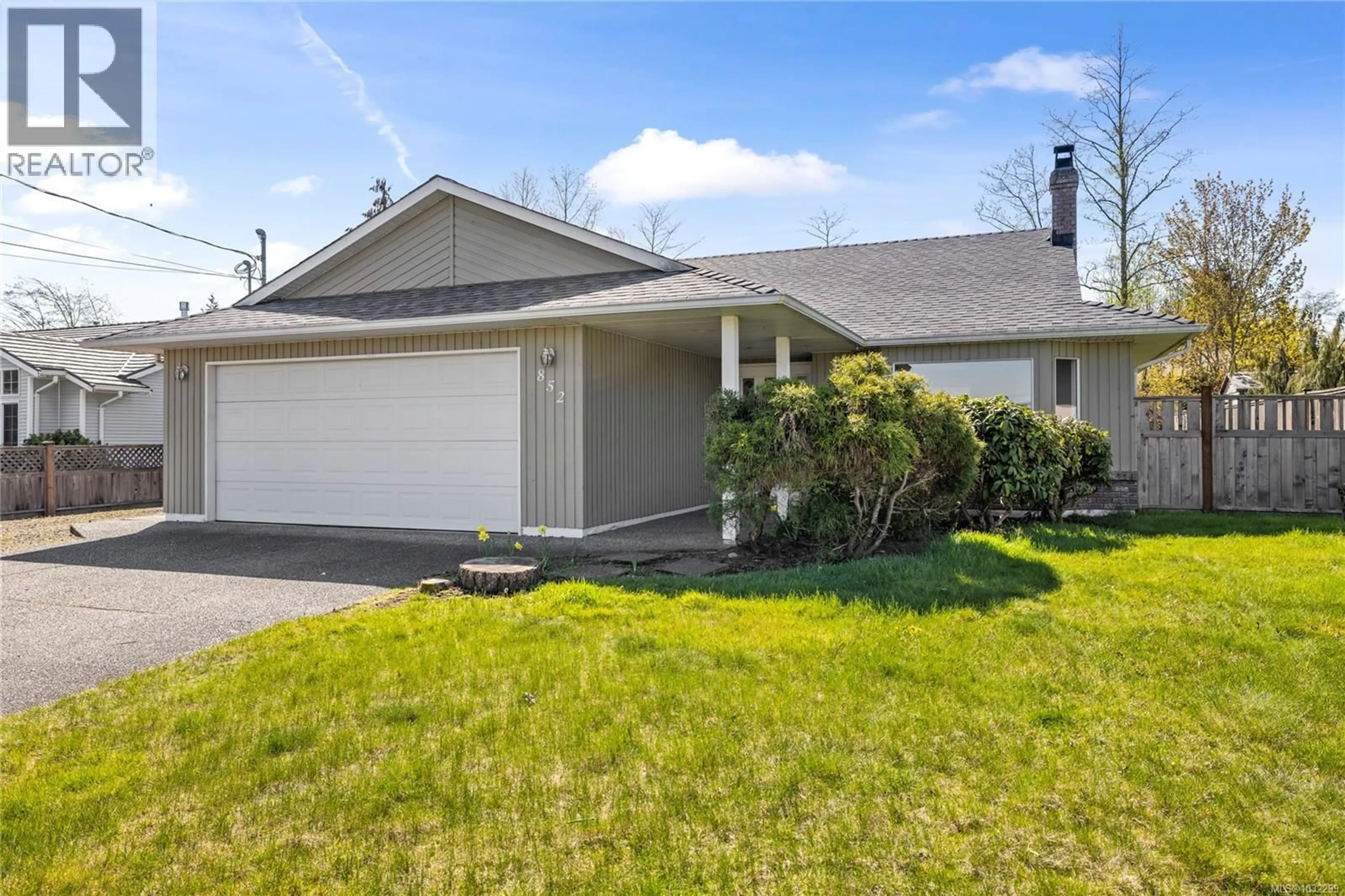 Home with vinyl exterior material, street for 852 ABERDEEN DRIVE, Parksville British Columbia V9P2L9