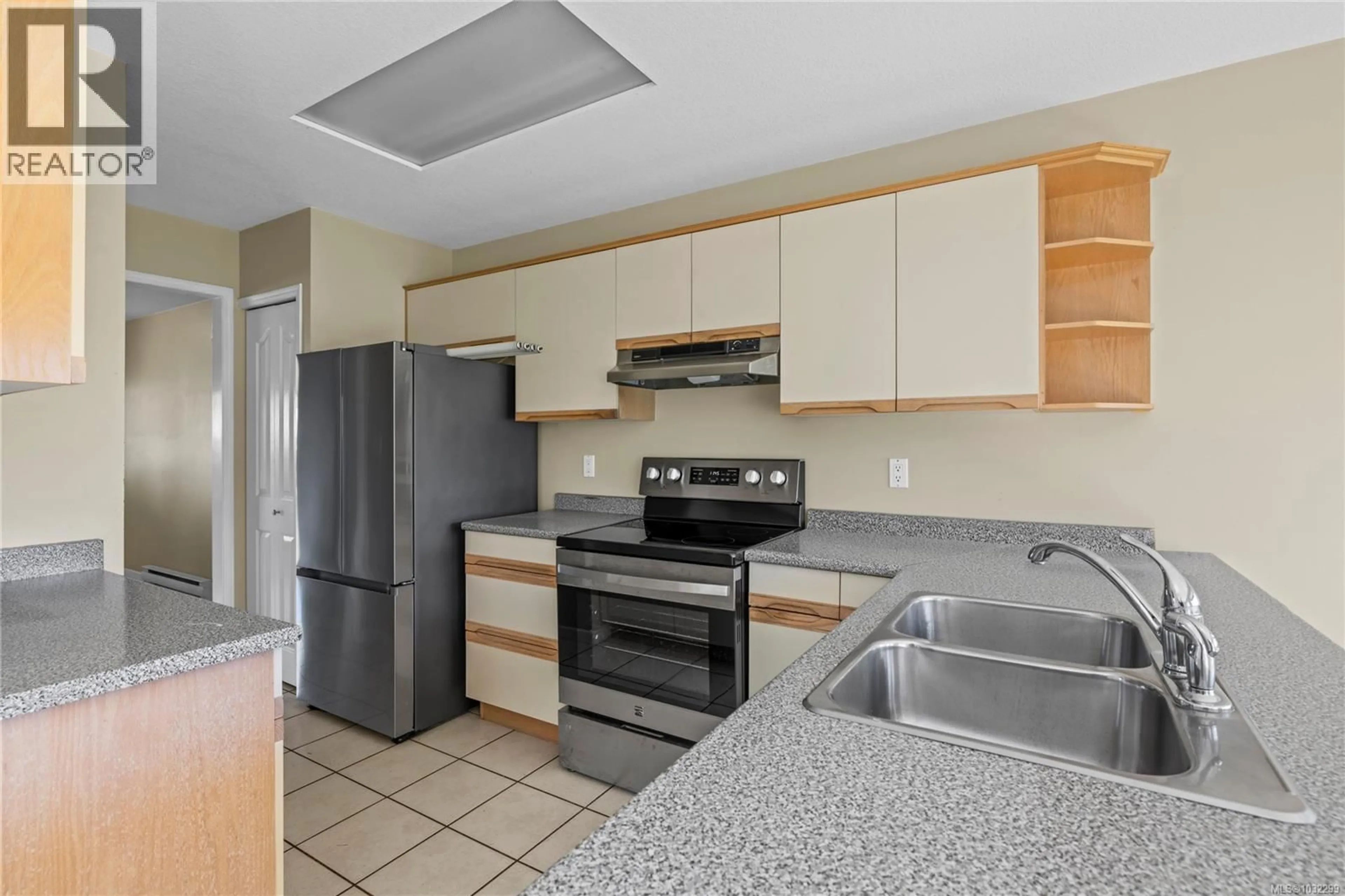 Standard kitchen, ceramic/tile floor for 852 ABERDEEN DRIVE, Parksville British Columbia V9P2L9