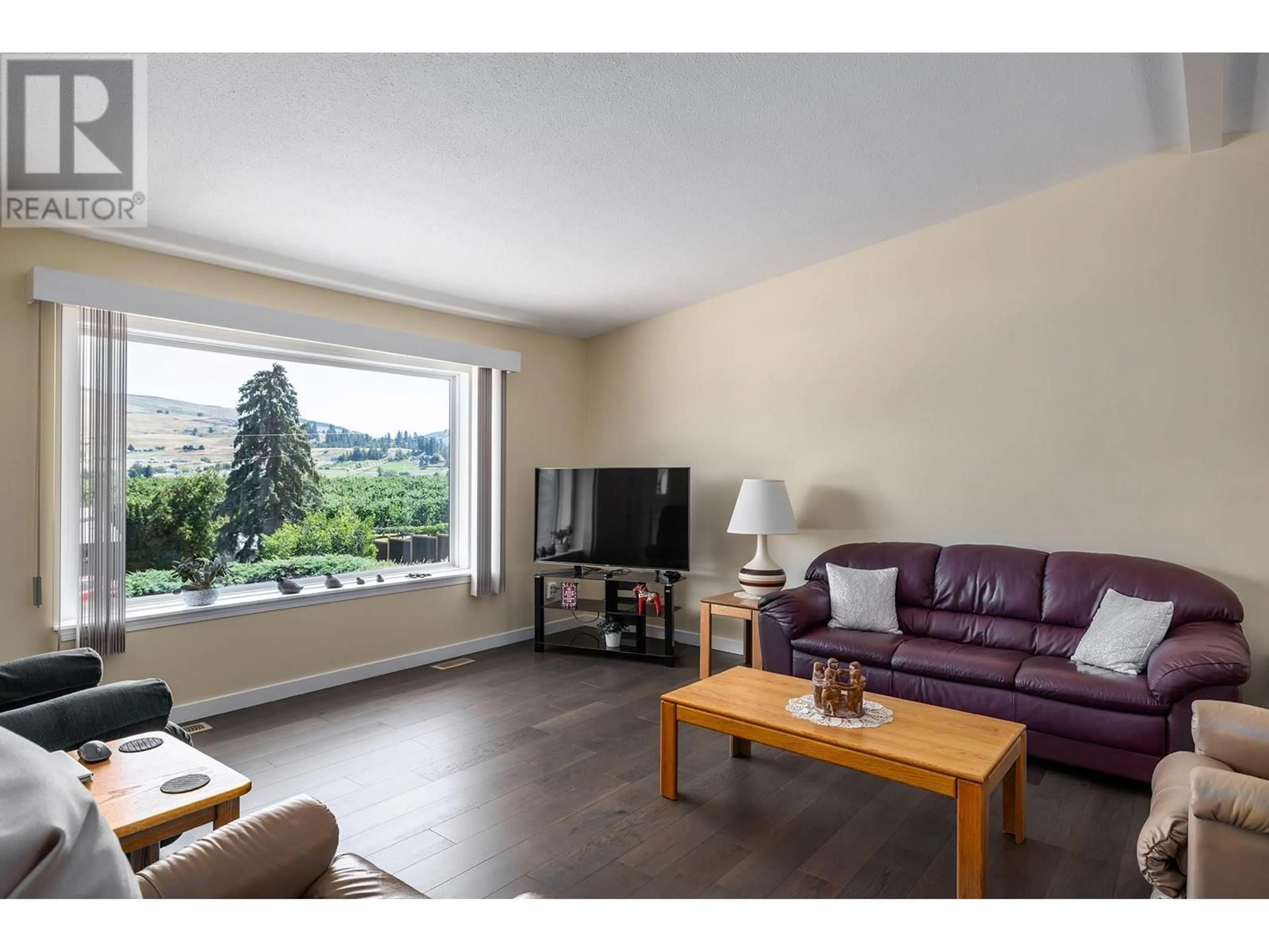 Living room for 2286 Lynrick Road, Kelowna British Columbia V1P1G4