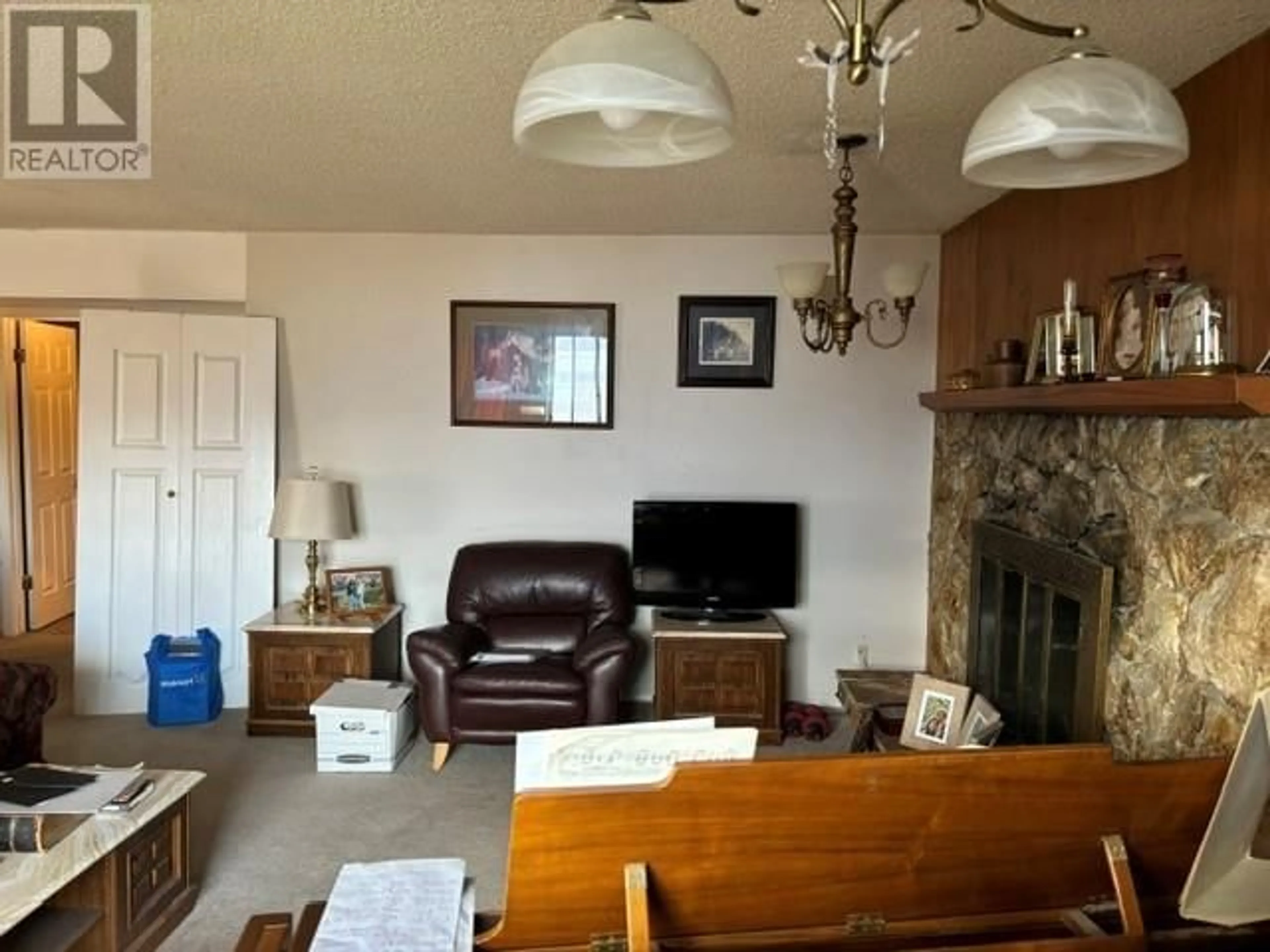 Living room, wood floors for 1040 Sunnyside Road, West Kelowna British Columbia V4T2N8