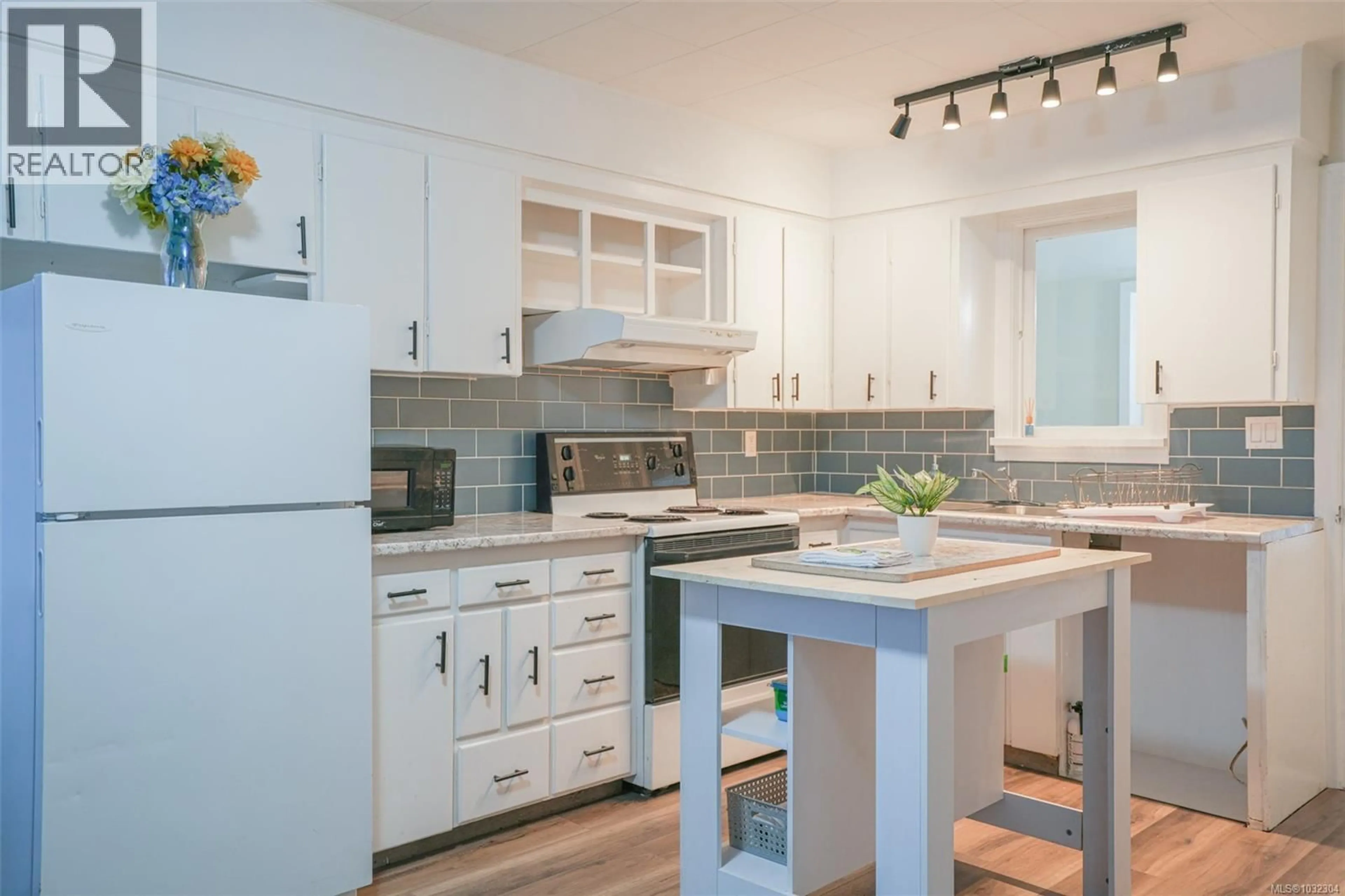 Open concept kitchen, ceramic/tile floor for 4865 BURDE STREET, Port Alberni British Columbia V9Y3J7