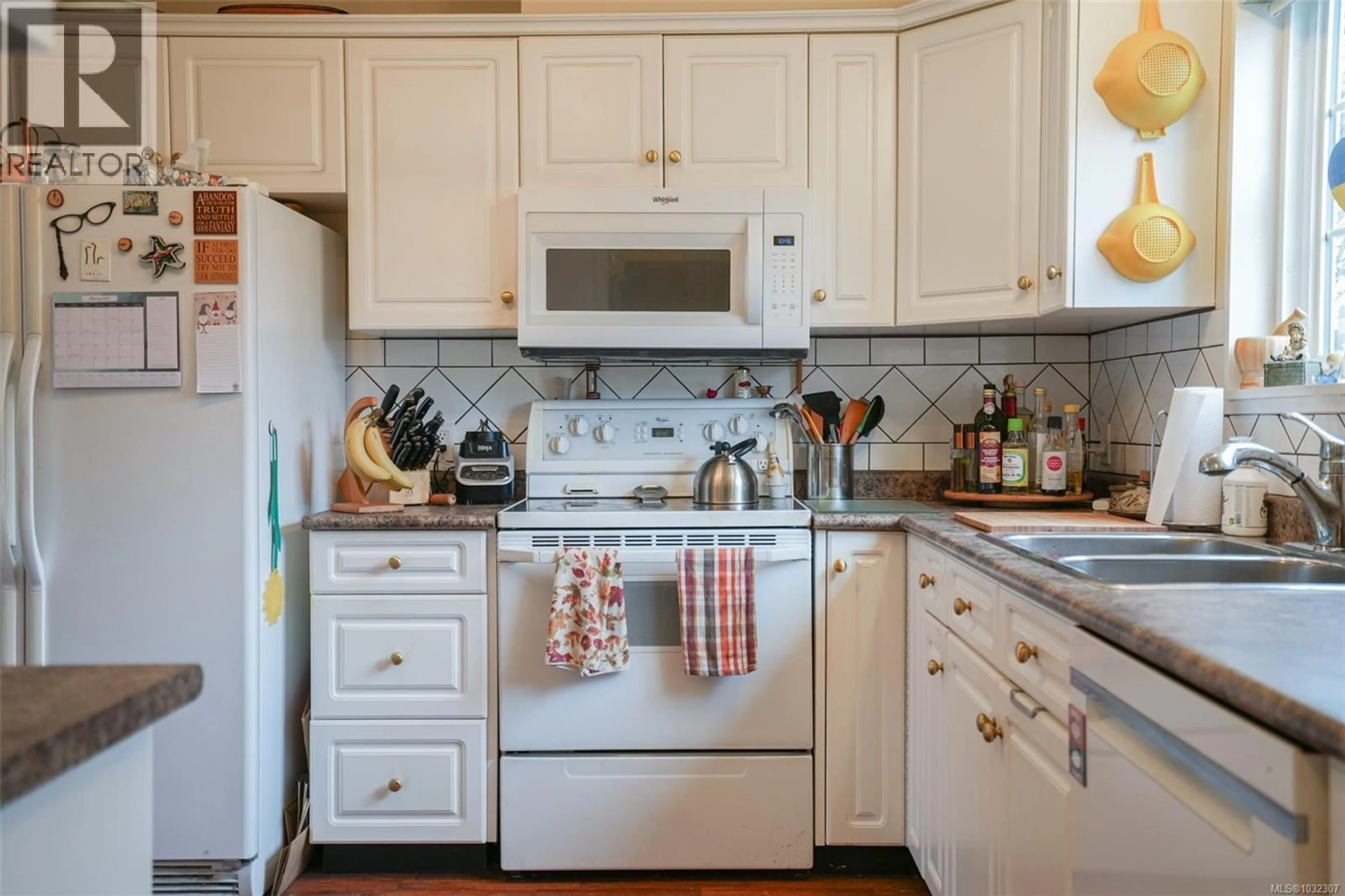 Standard kitchen, ceramic/tile floor for 4233 8TH AVENUE, Port Alberni British Columbia V9Y4S5