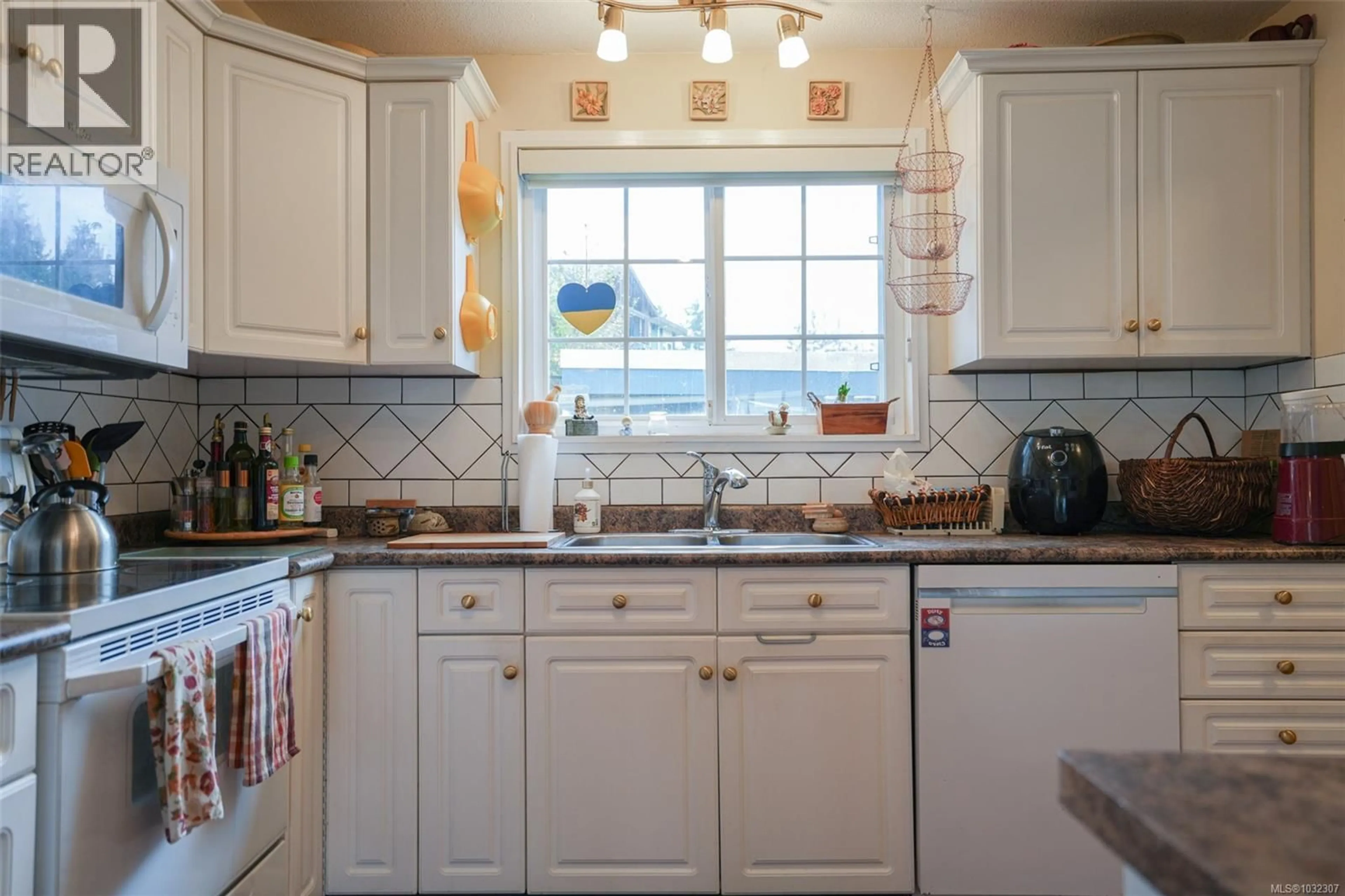Standard kitchen, ceramic/tile floor for 4233 8TH AVENUE, Port Alberni British Columbia V9Y4S5