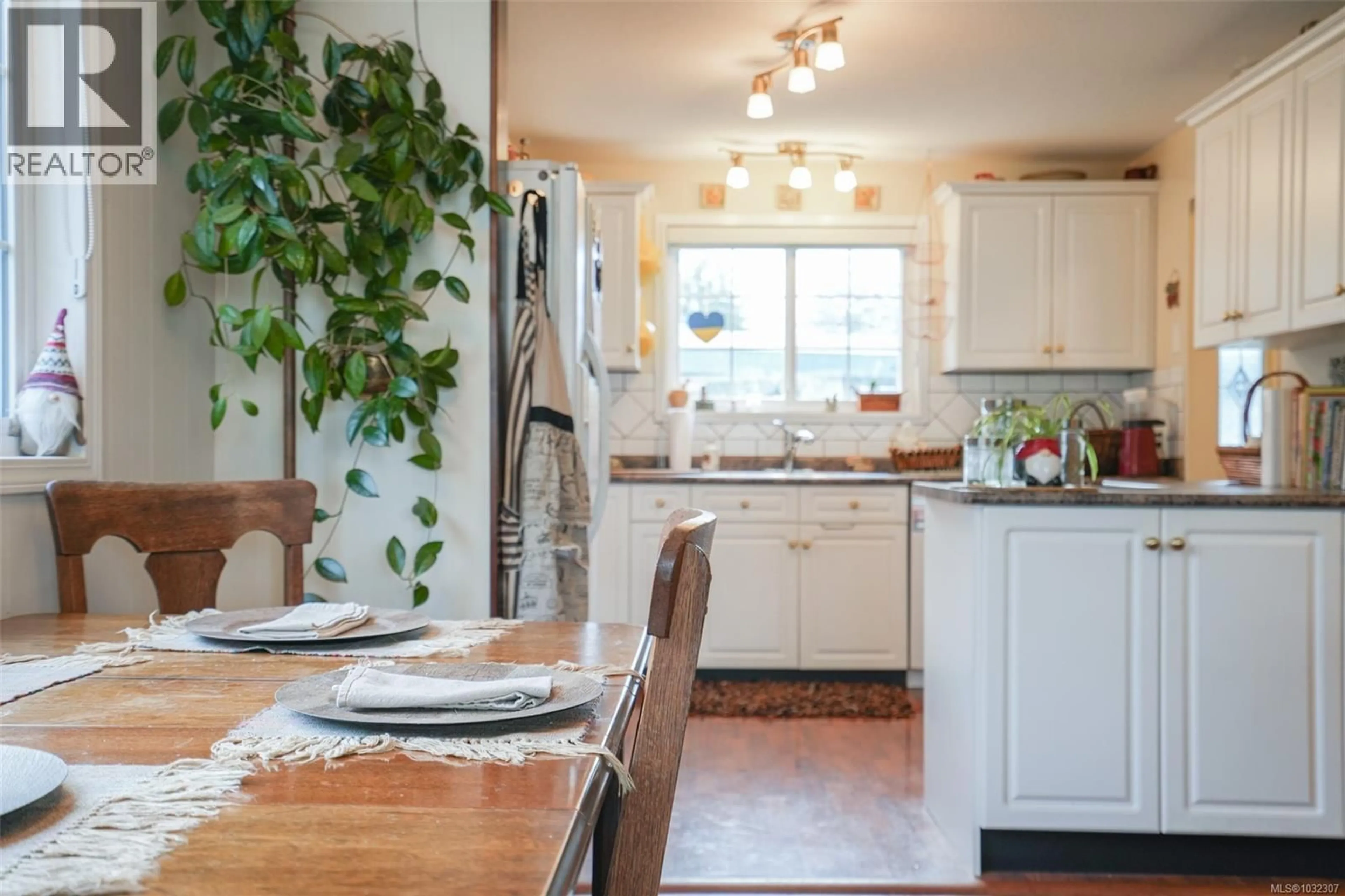 Open concept kitchen, ceramic/tile floor for 4233 8TH AVENUE, Port Alberni British Columbia V9Y4S5