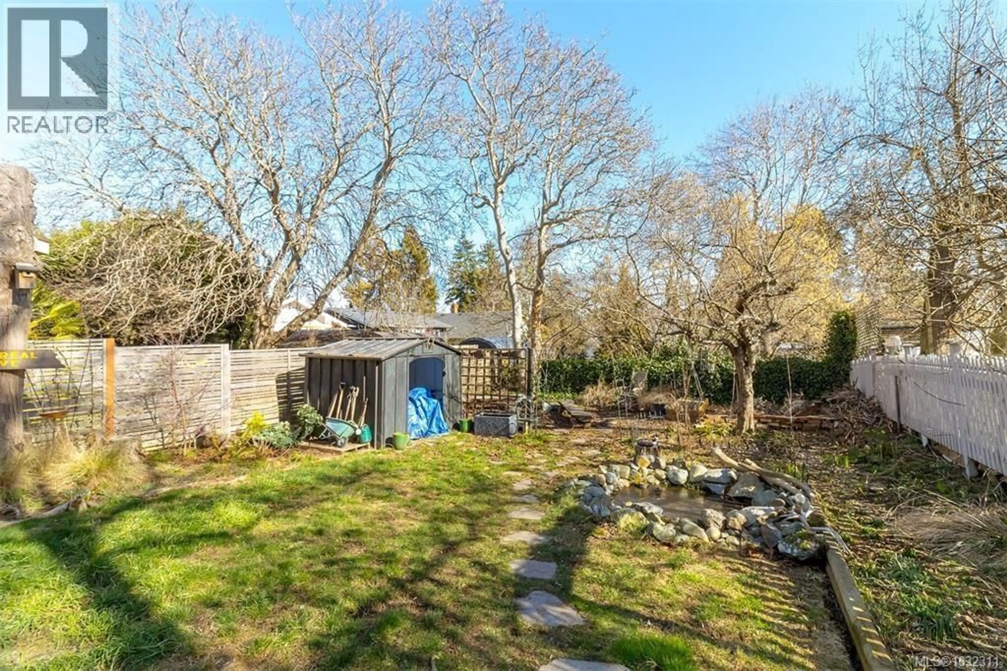 A pic from outside/outdoor area/front of a property/back of a property/a pic from drone, unknown for 1709 FERNWOOD ROAD, Victoria British Columbia V8T2Y3