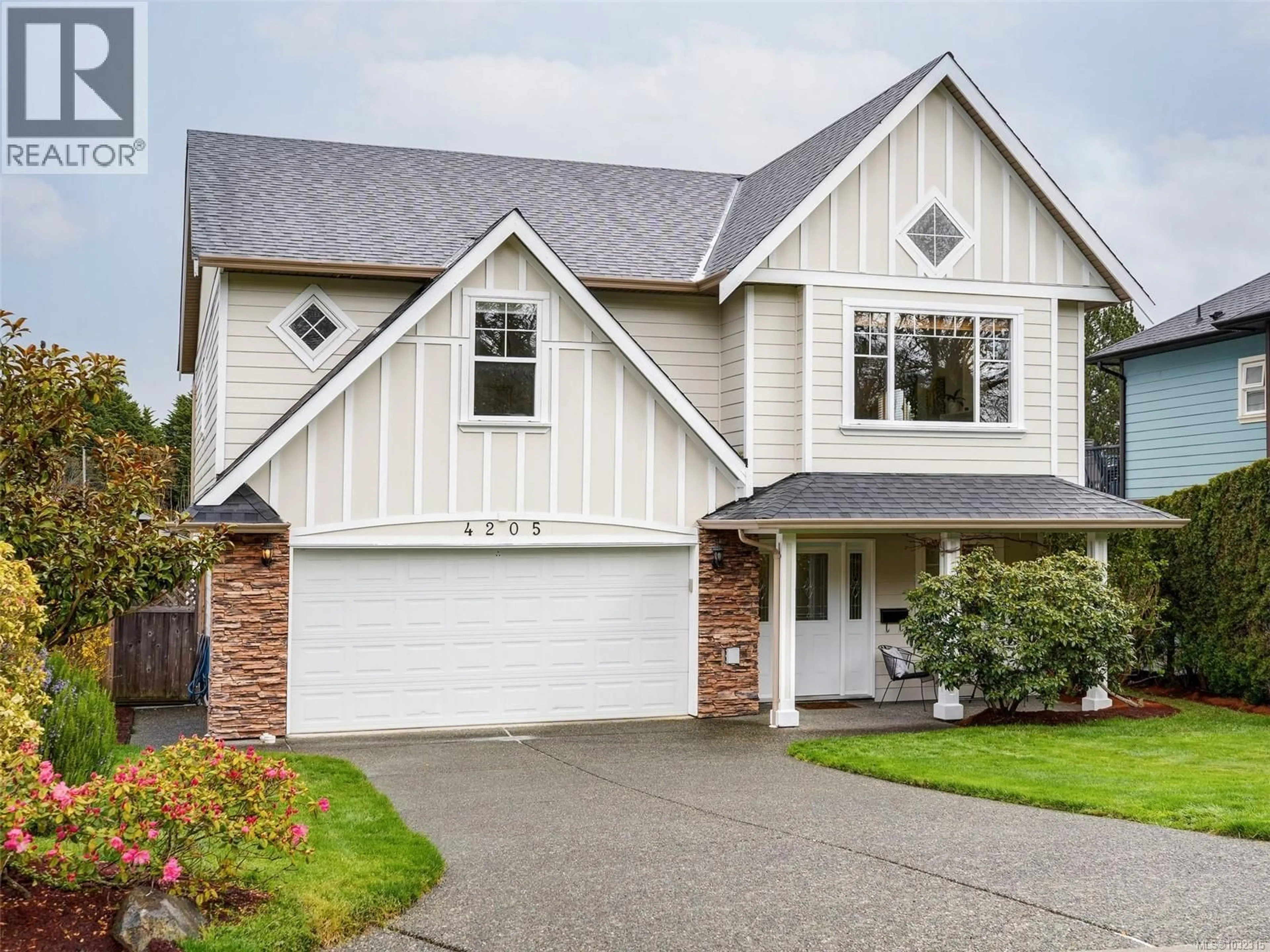 Home with vinyl exterior material, street for 4205 OAKVIEW PLACE, Saanich British Columbia V8N6M7