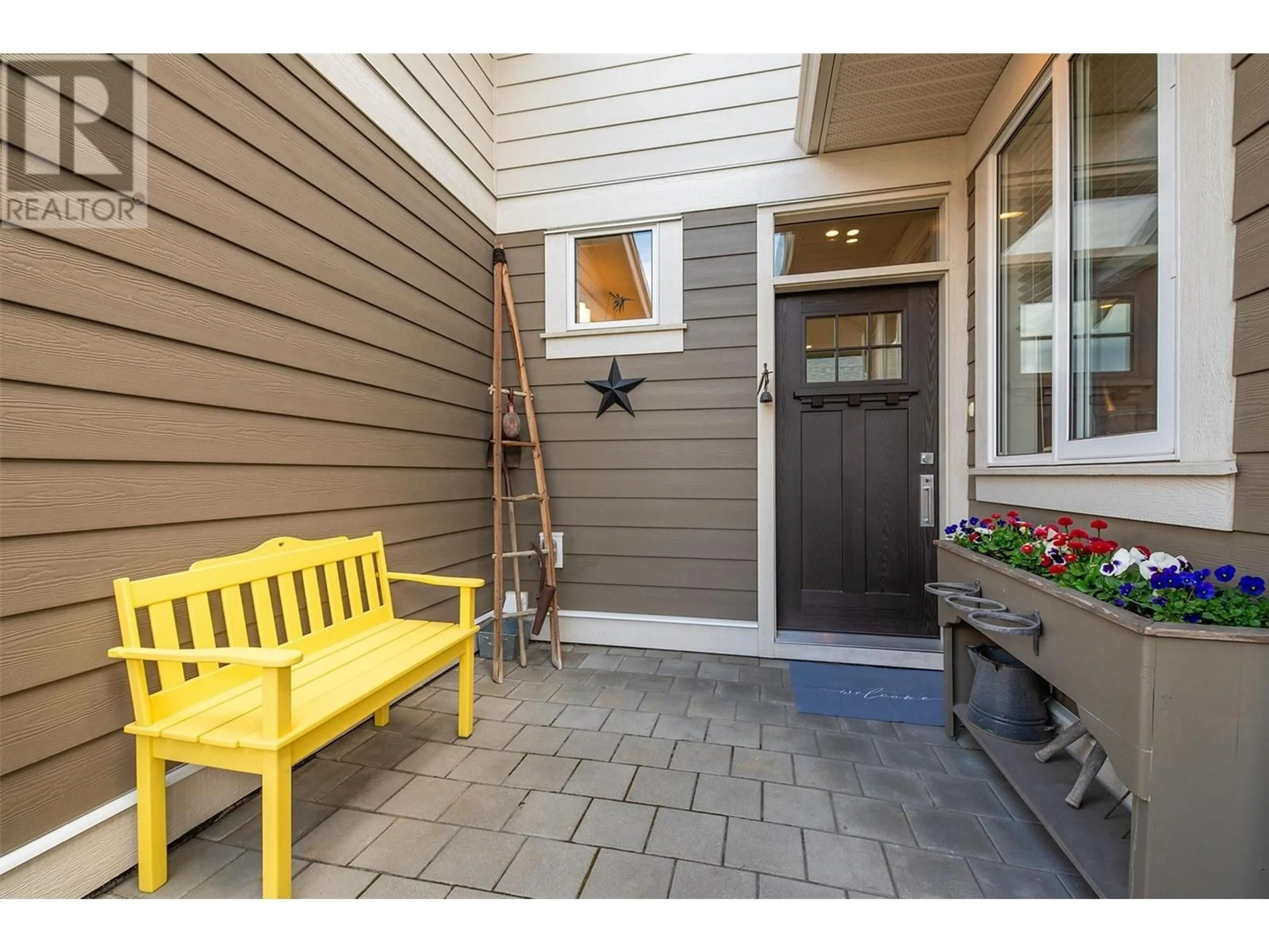 Indoor entryway, wood floors for 1960 KLO Road Unit# 70, Kelowna British Columbia V1W5L2