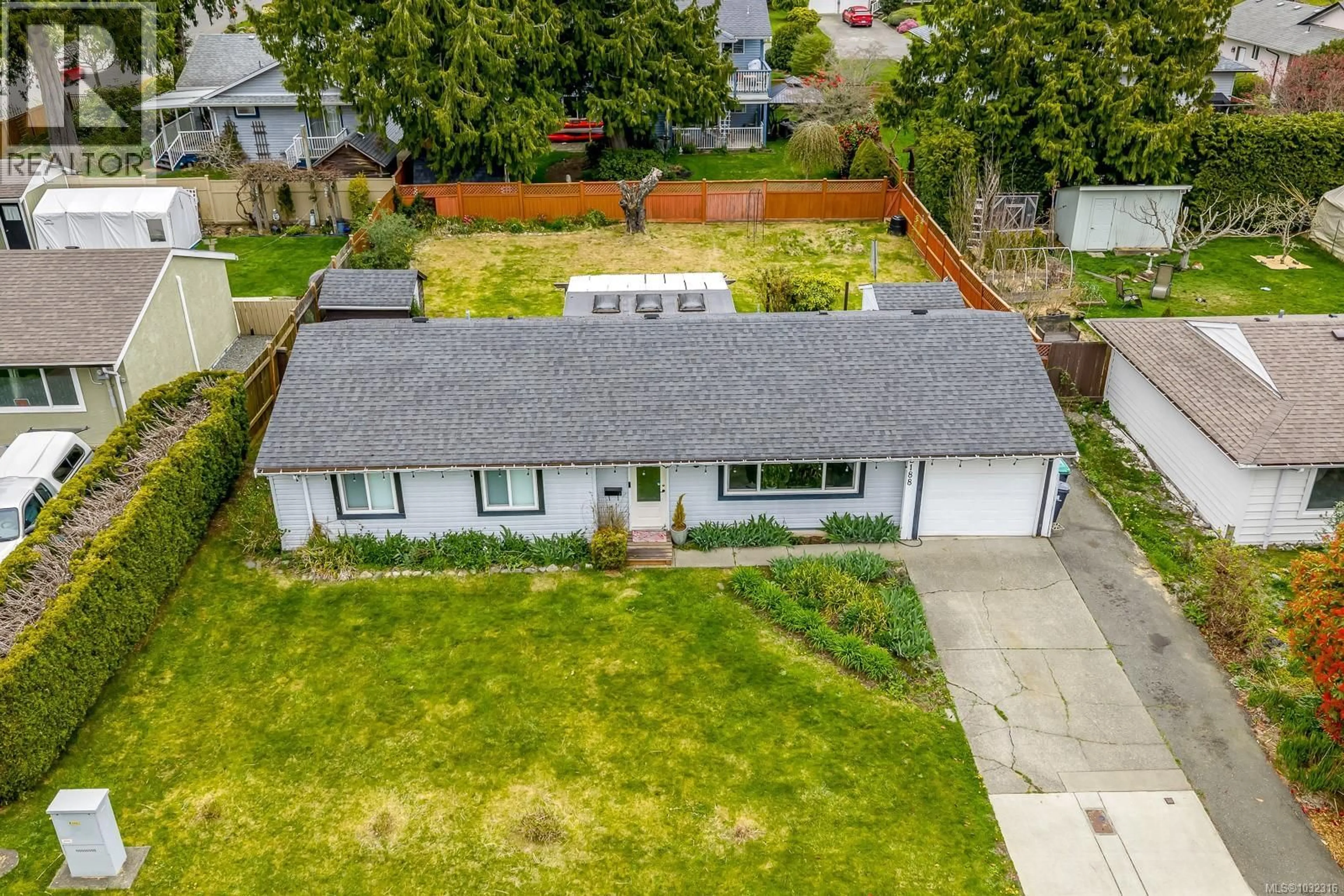 A pic from outside/outdoor area/front of a property/back of a property/a pic from drone, street for 2188 NOEL AVENUE, Comox British Columbia V9M1J4