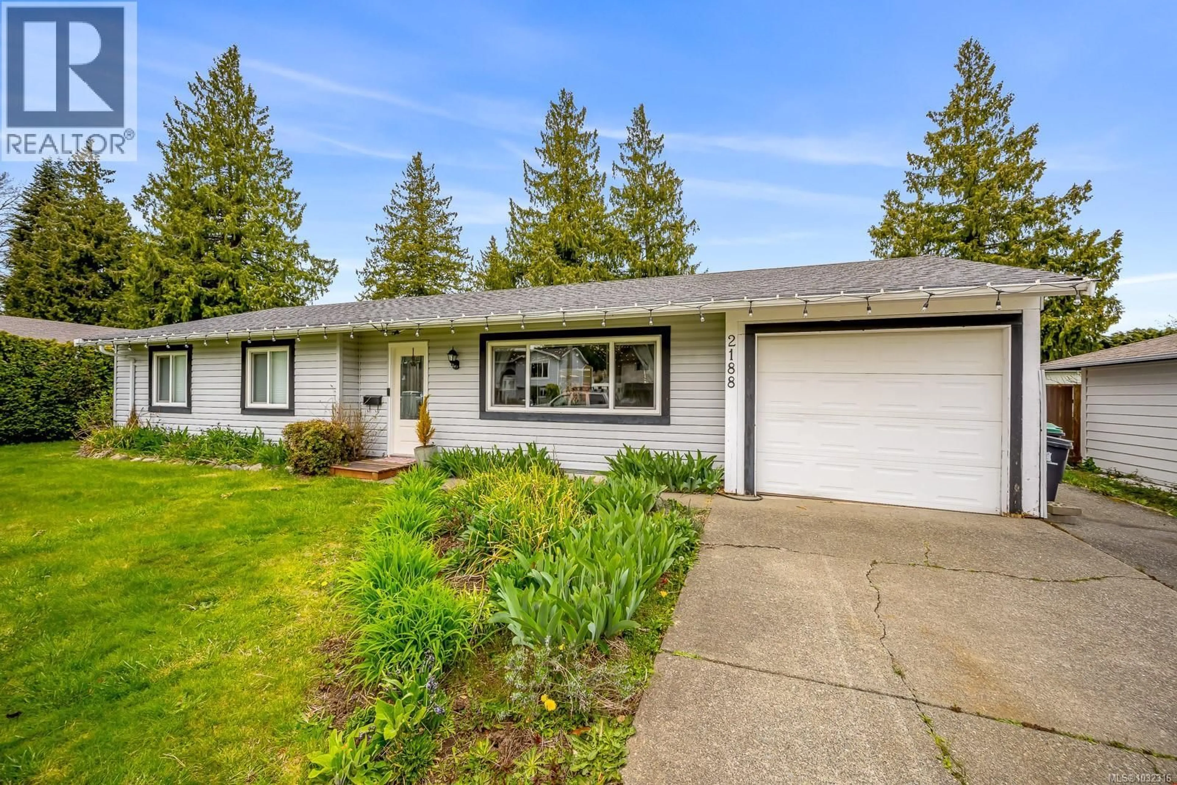 Home with vinyl exterior material, street for 2188 NOEL AVENUE, Comox British Columbia V9M1J4