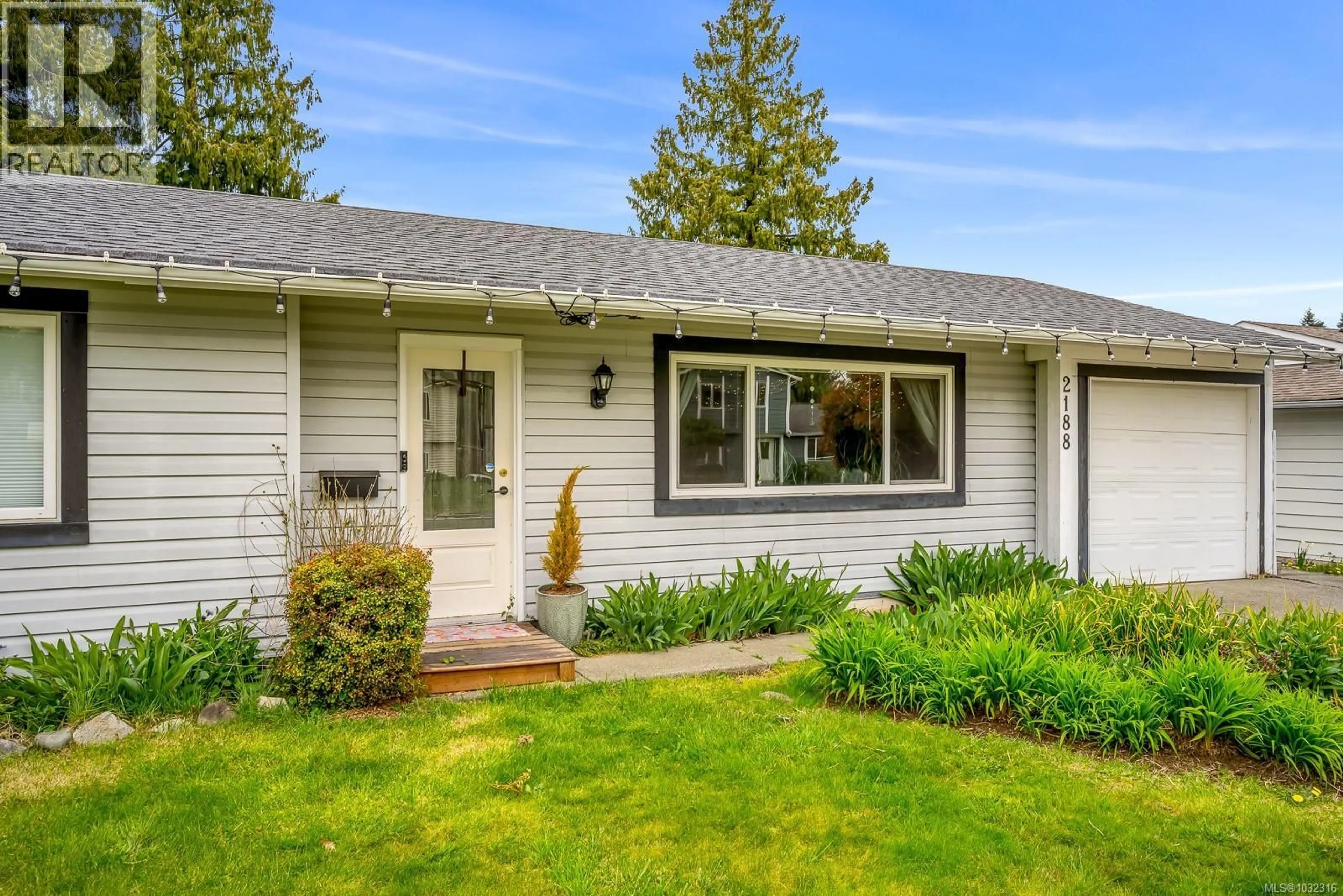 Home with vinyl exterior material, street for 2188 NOEL AVENUE, Comox British Columbia V9M1J4