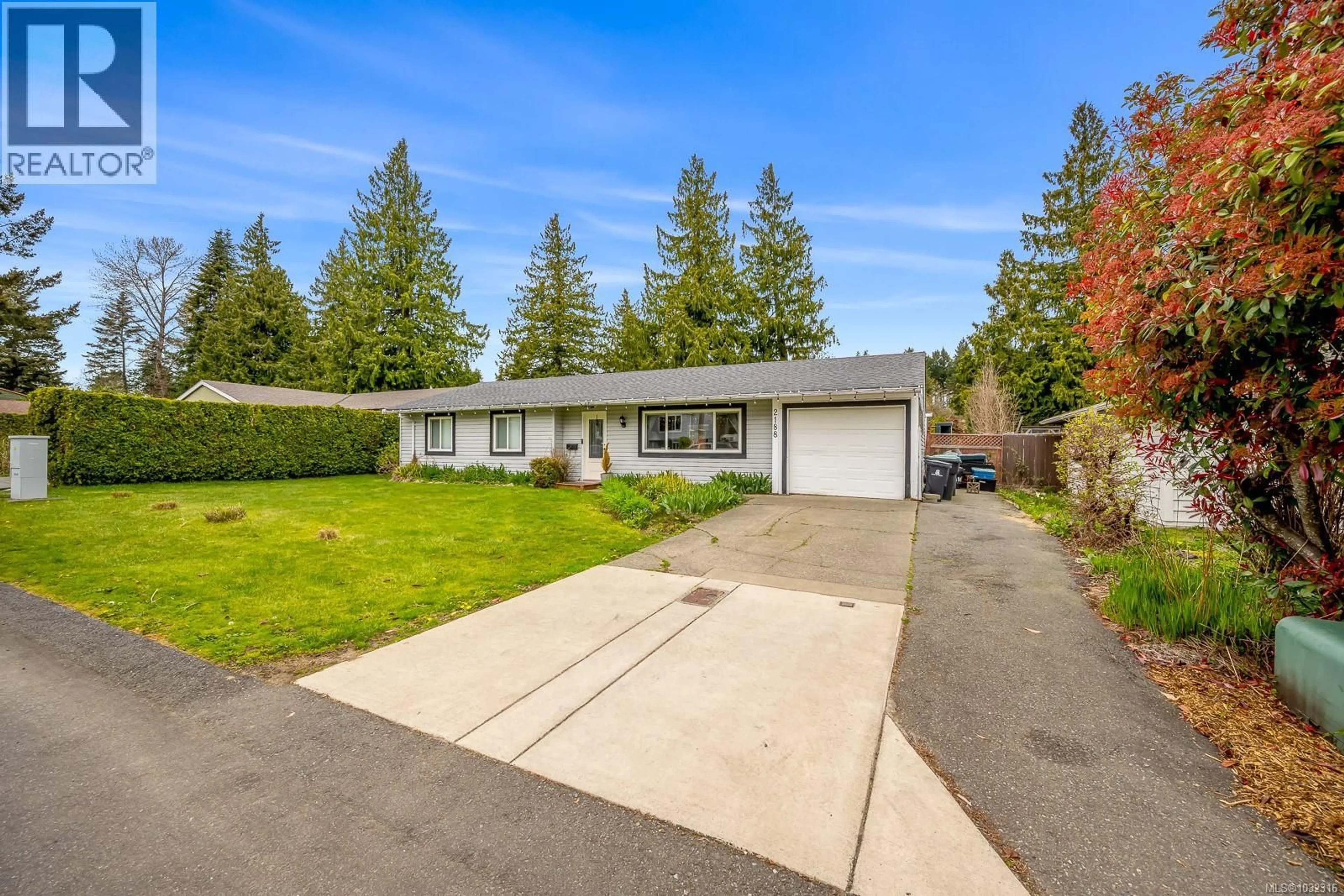 A pic from outside/outdoor area/front of a property/back of a property/a pic from drone, street for 2188 NOEL AVENUE, Comox British Columbia V9M1J4