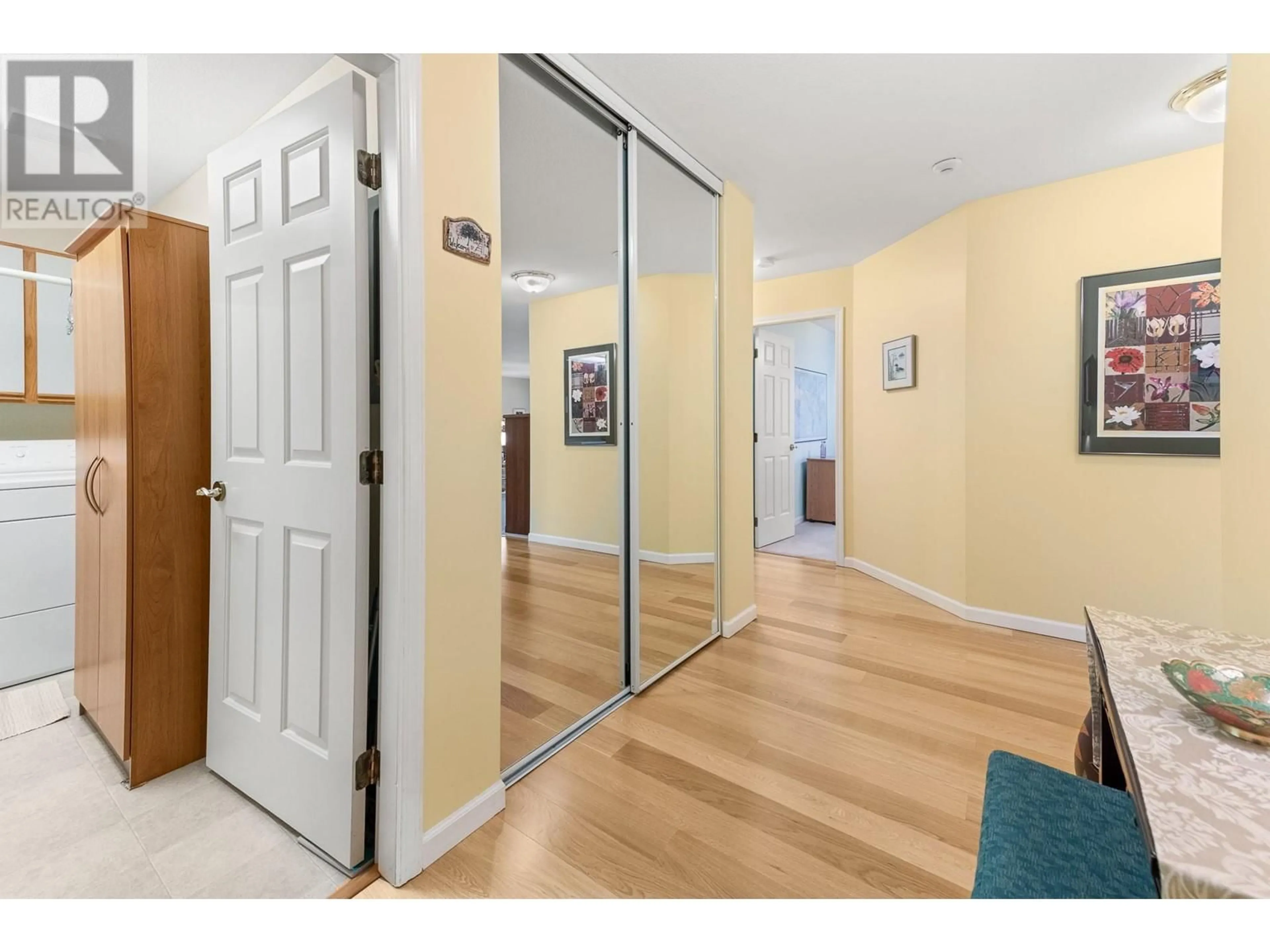 Indoor entryway, wood floors for 945 Lawrence Avenue Unit# 104, Kelowna British Columbia V1Y6M3