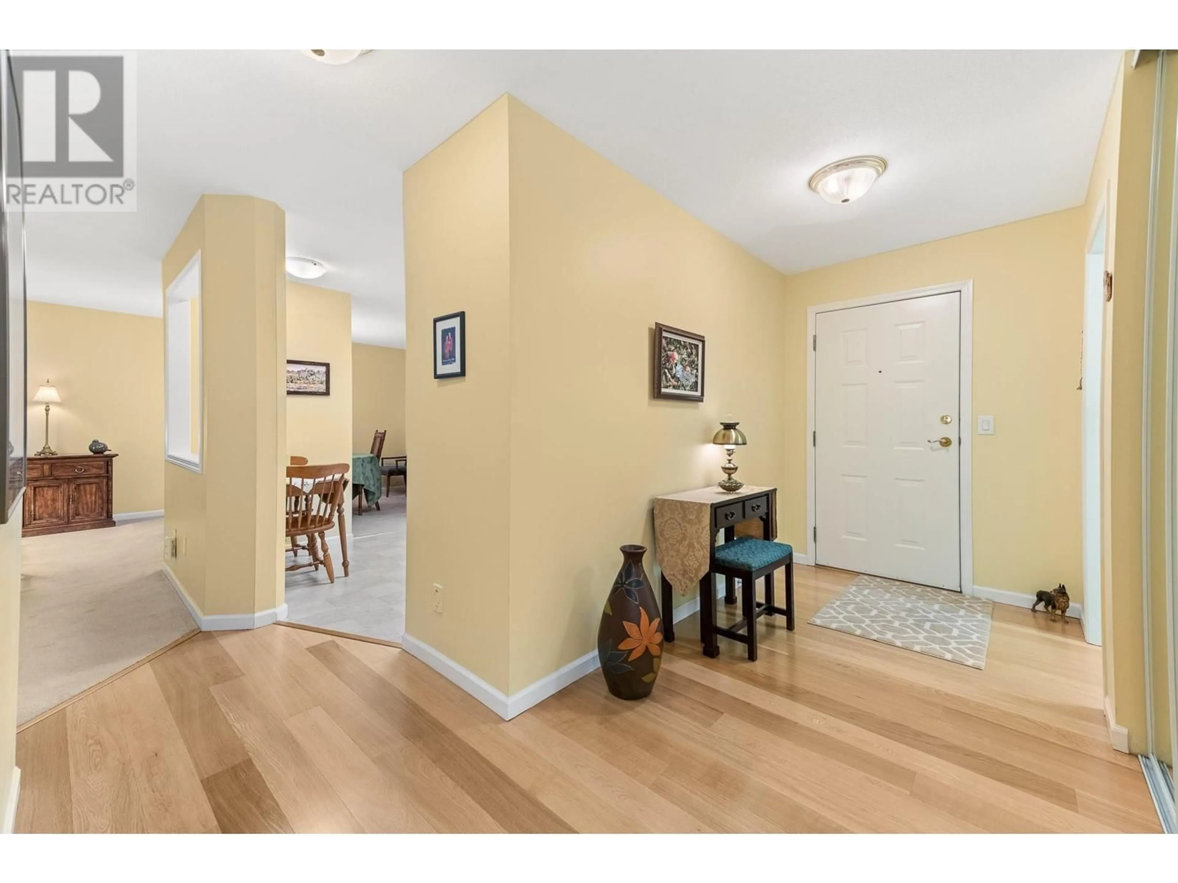 Indoor entryway, wood floors for 945 Lawrence Avenue Unit# 104, Kelowna British Columbia V1Y6M3