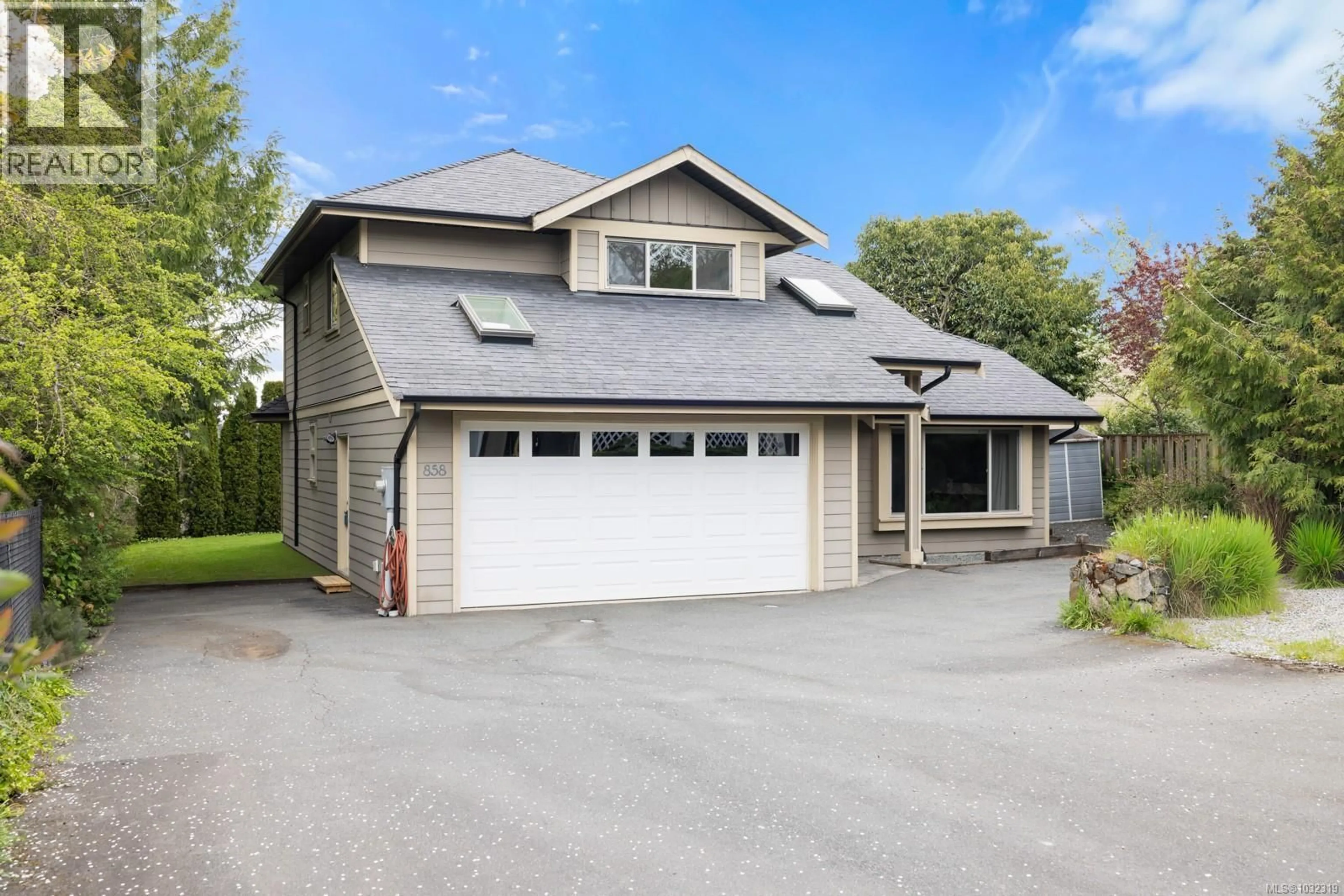 Home with vinyl exterior material, street for 858 SELKIRK AVENUE, Esquimalt British Columbia V9A2T8