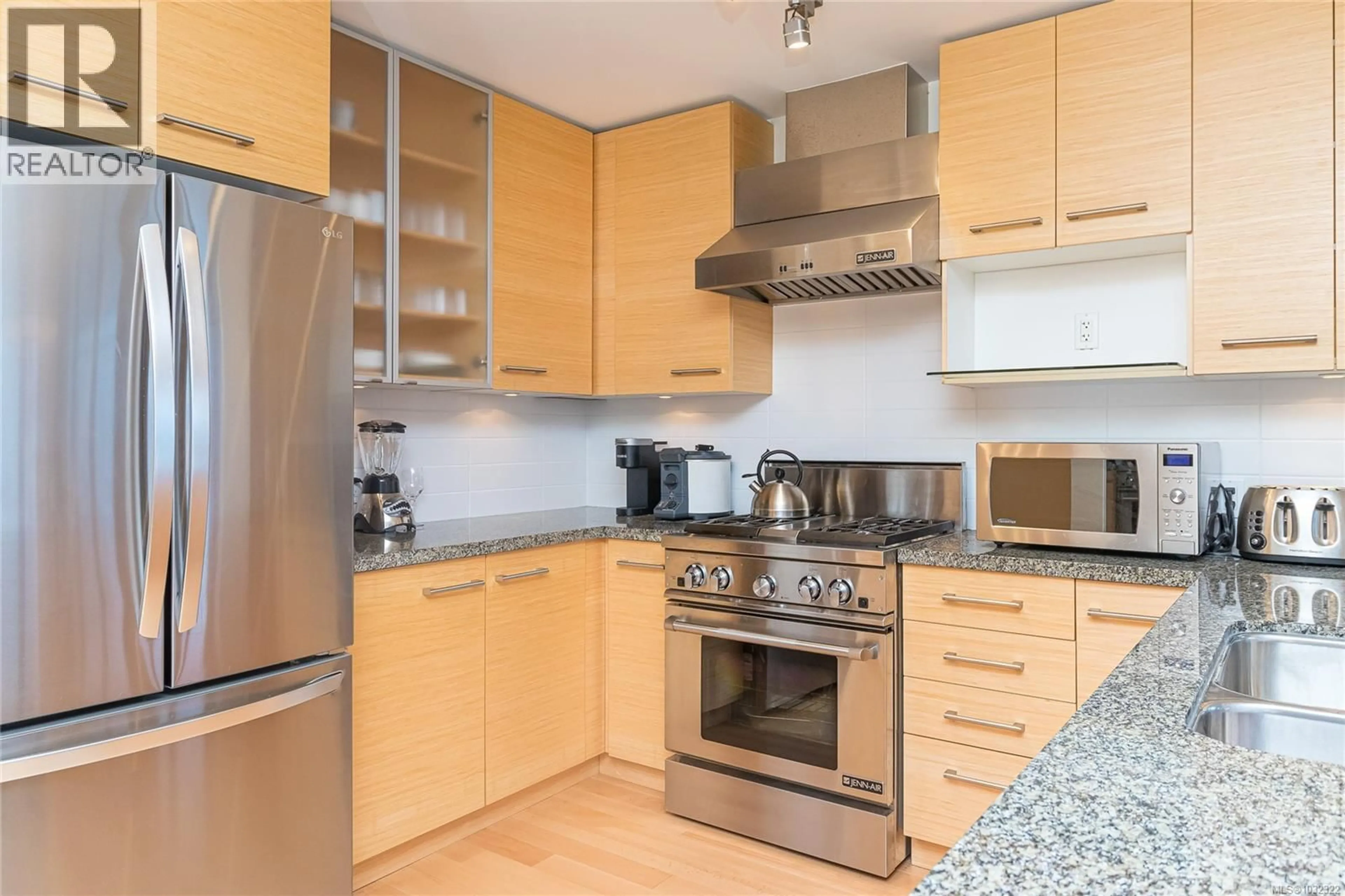 Standard kitchen, wood/laminate floor for 1402 - 38 FRONT STREET, Nanaimo British Columbia V9R0B8