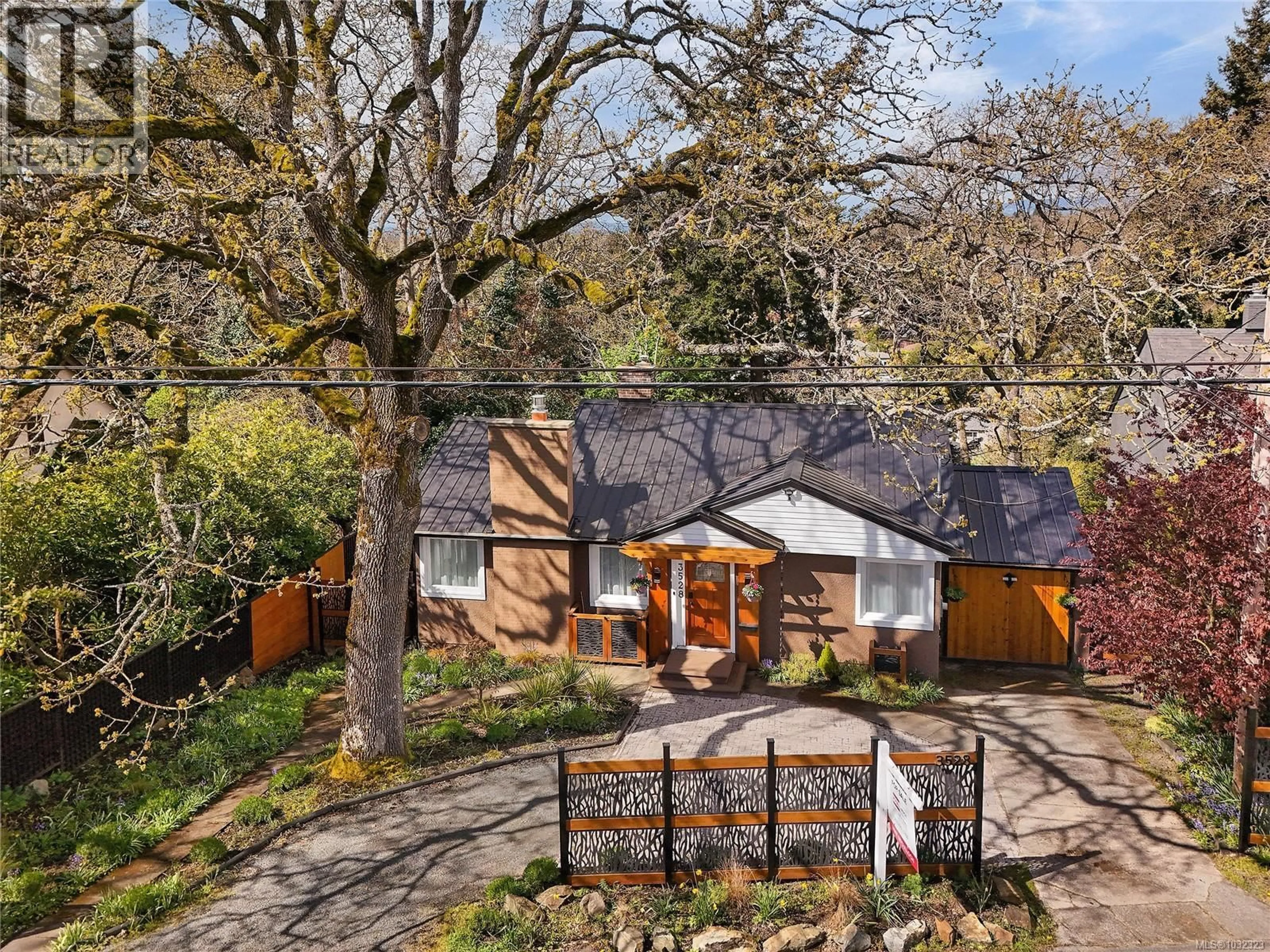 A pic from outside/outdoor area/front of a property/back of a property/a pic from drone, street for 3528 RICHMOND ROAD, Saanich British Columbia V8P4P8