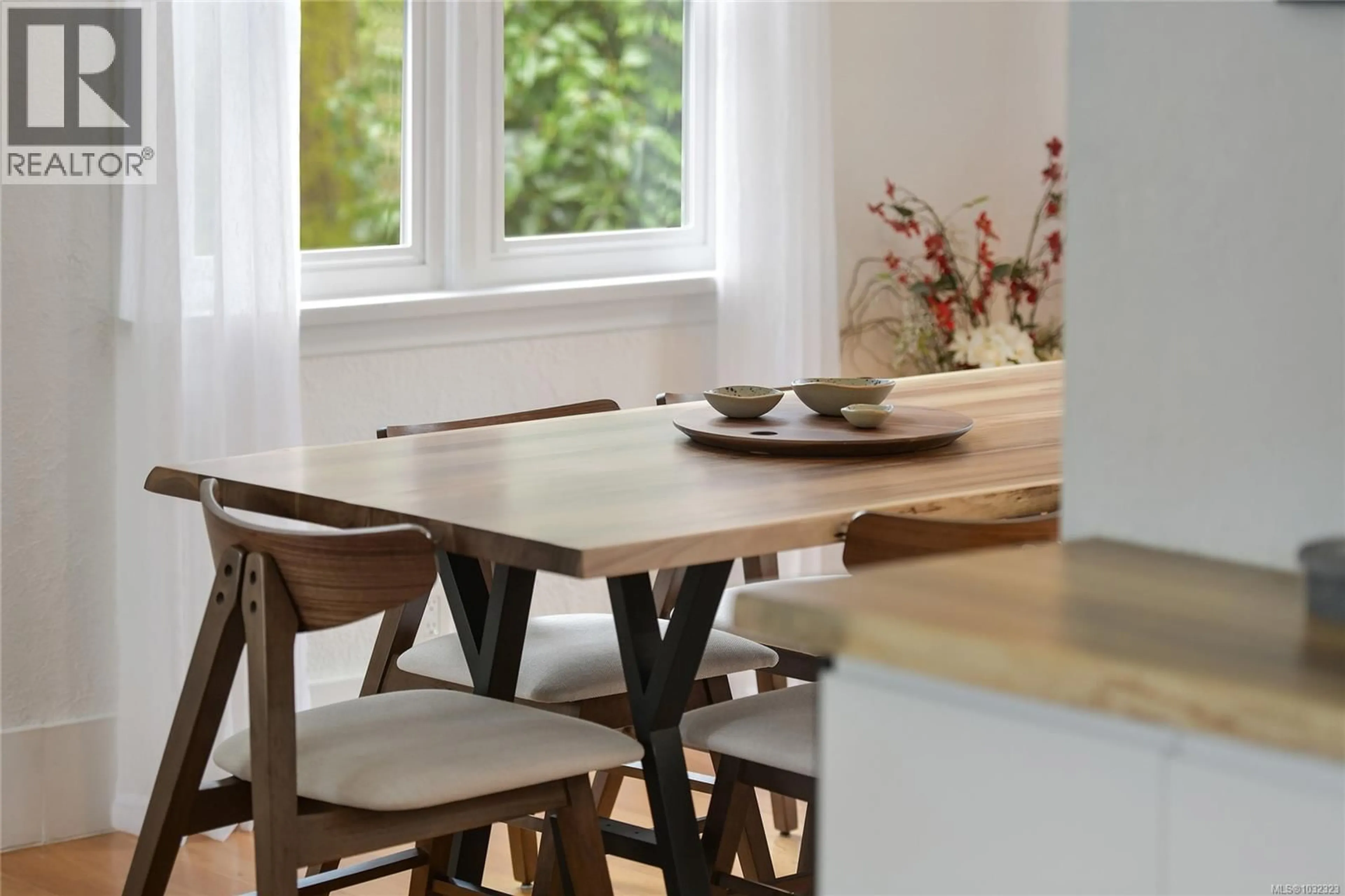 Dining room, wood/laminate floor for 3528 RICHMOND ROAD, Saanich British Columbia V8P4P8
