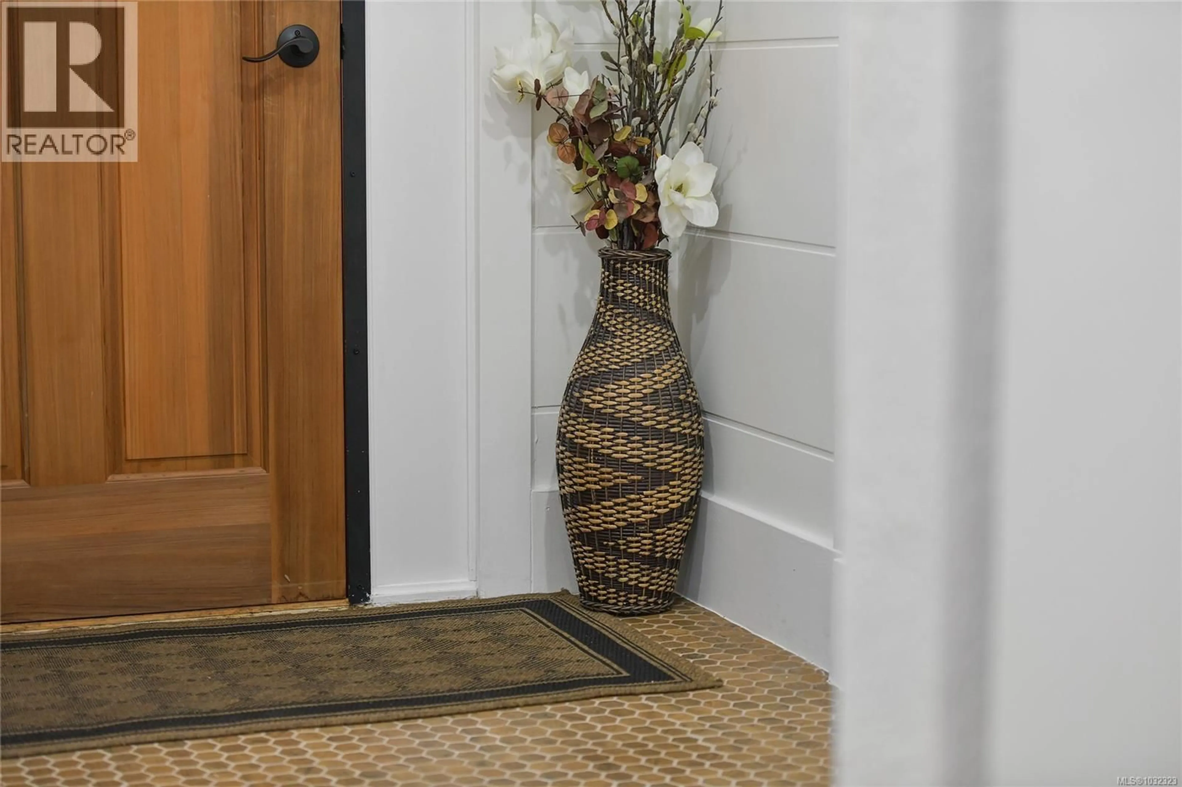 Indoor entryway for 3528 RICHMOND ROAD, Saanich British Columbia V8P4P8