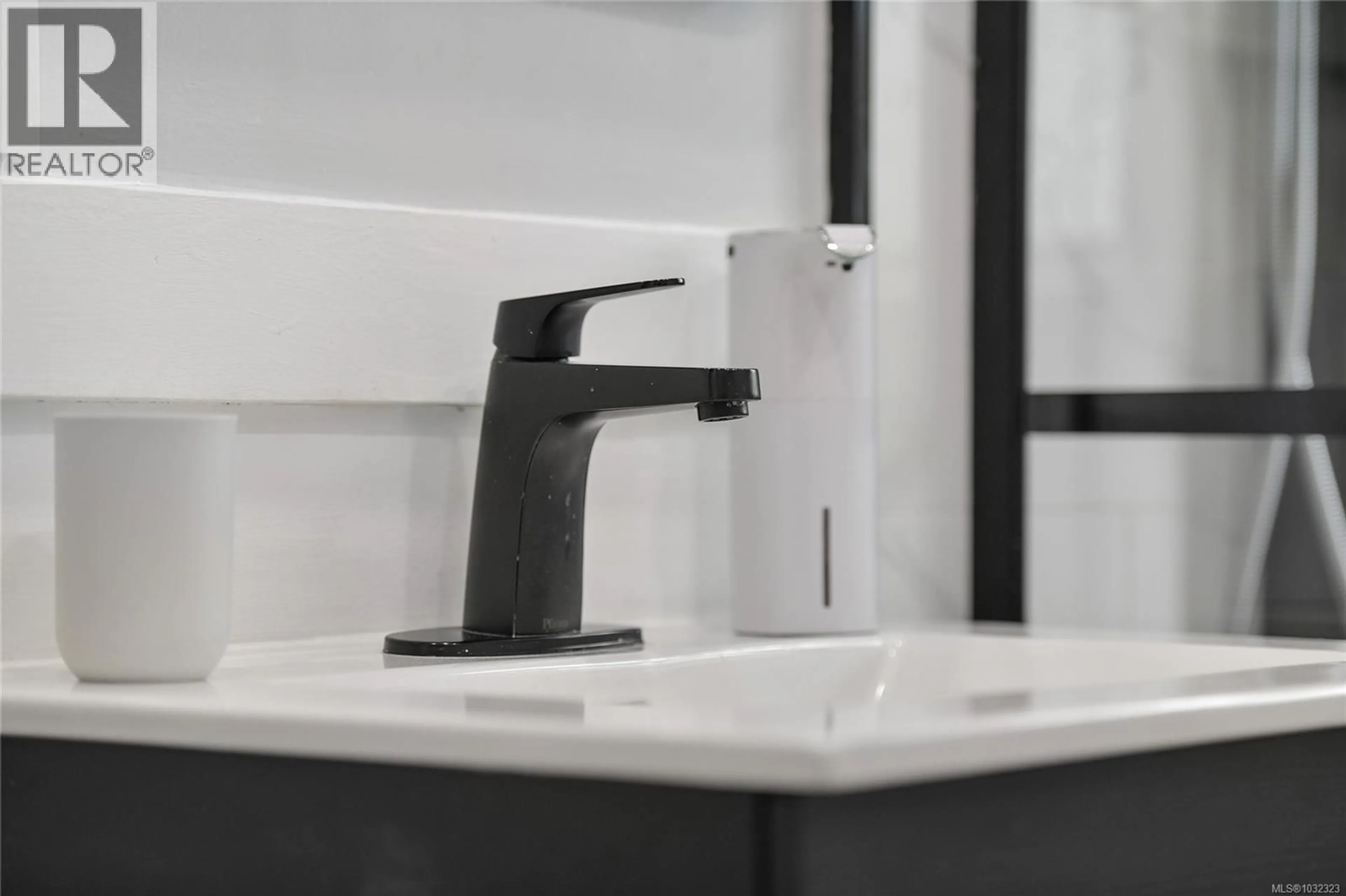 Standard bathroom, unknown for 3528 RICHMOND ROAD, Saanich British Columbia V8P4P8