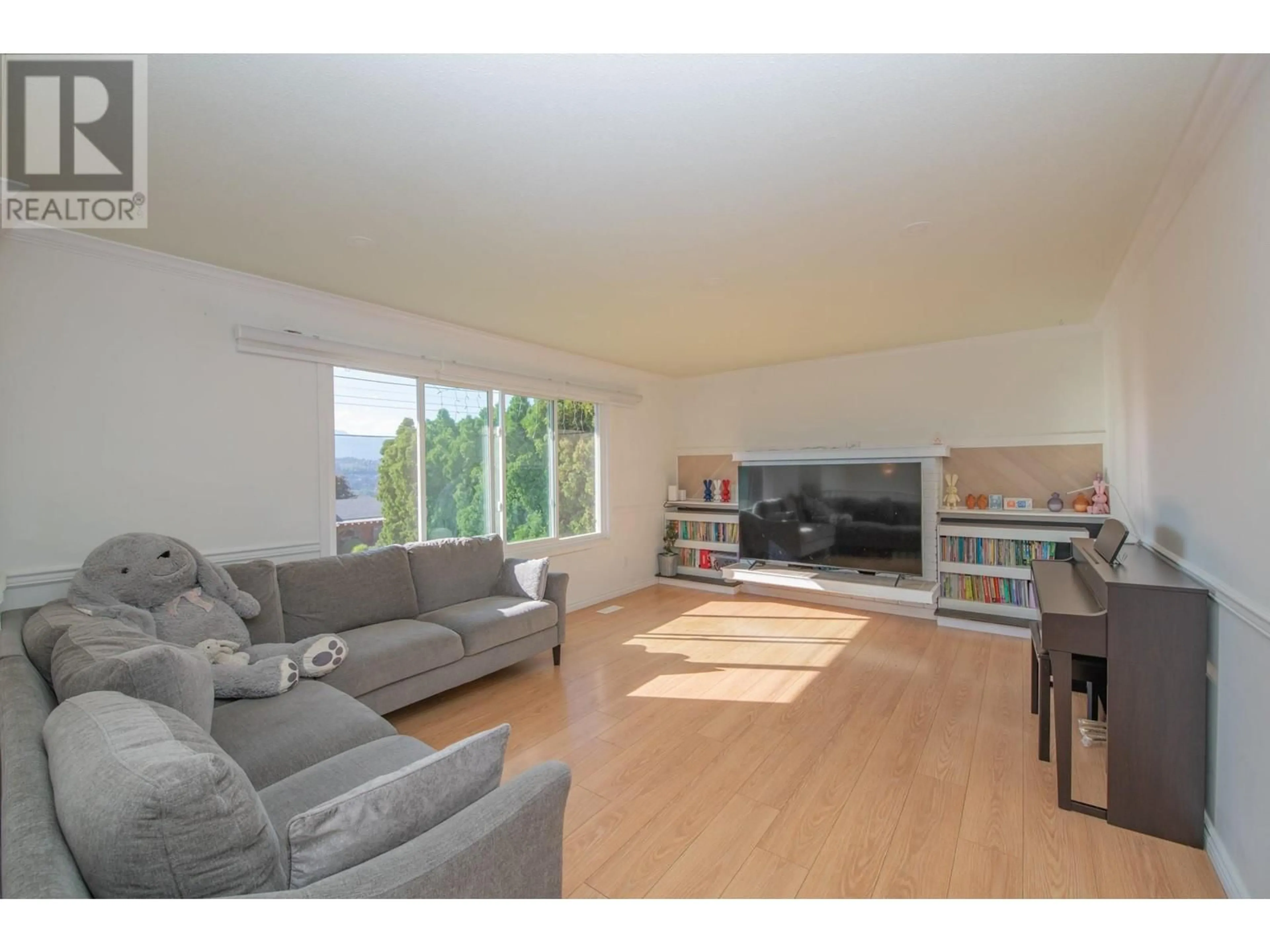 Living room with furniture, wood/laminate floor for 10781 CHERYL ROAD, Lake Country British Columbia V4V1W7