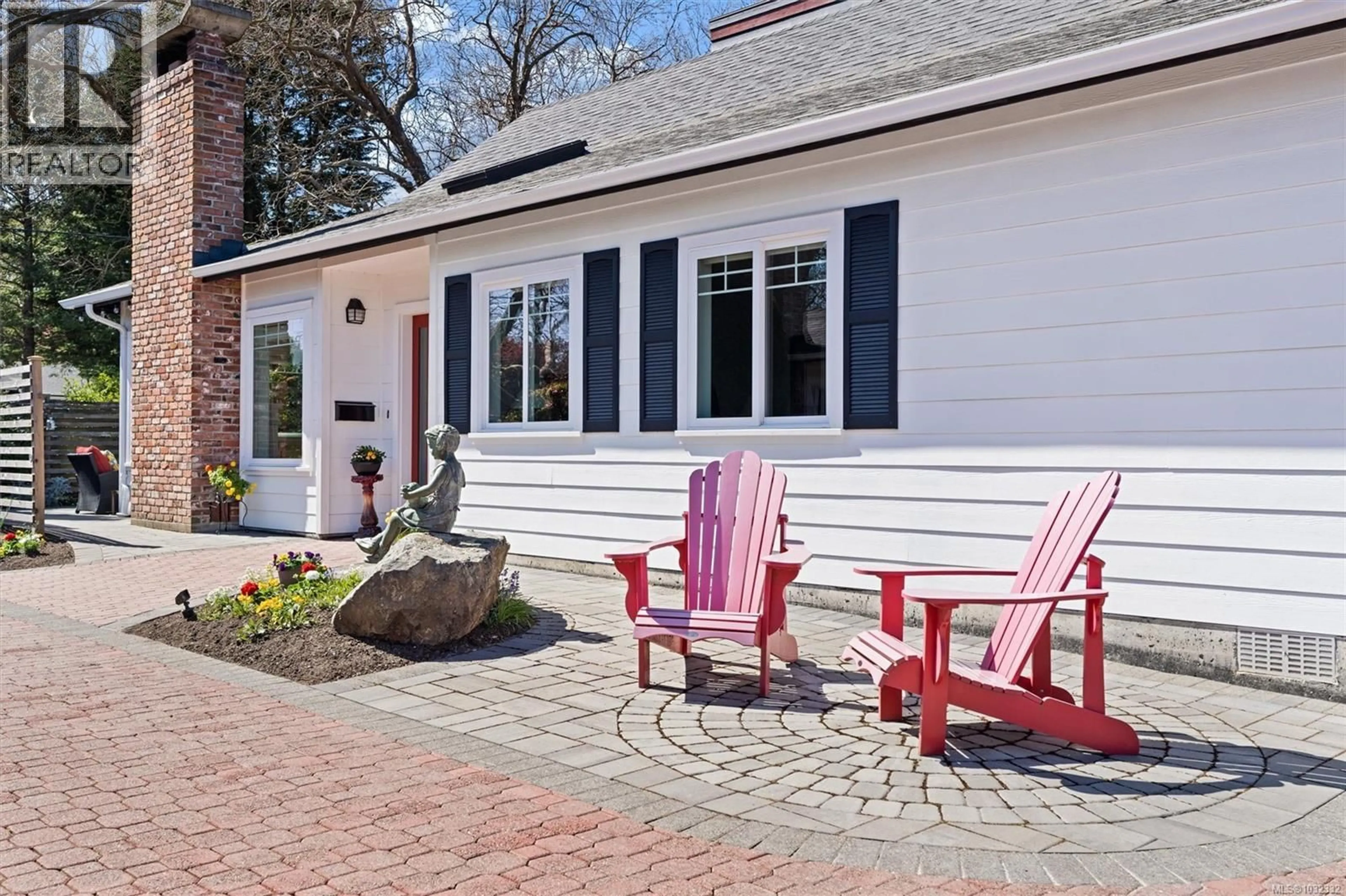 Patio, street for 2590 SINCLAIR ROAD, Saanich British Columbia V8N1B9